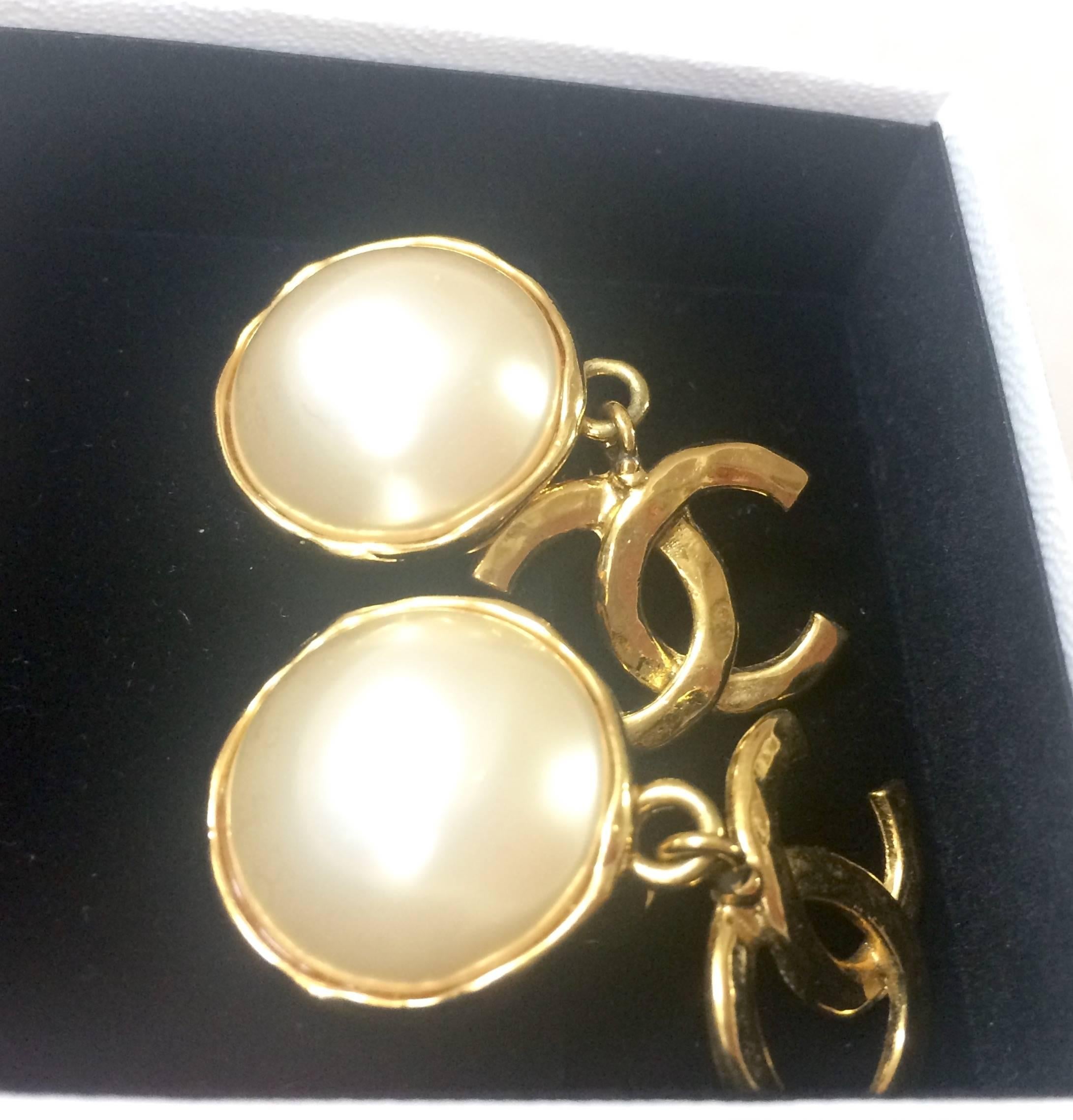 MINT. Vintage CHANEL white faux pearl and golden dangling earrings with CC mark. 2