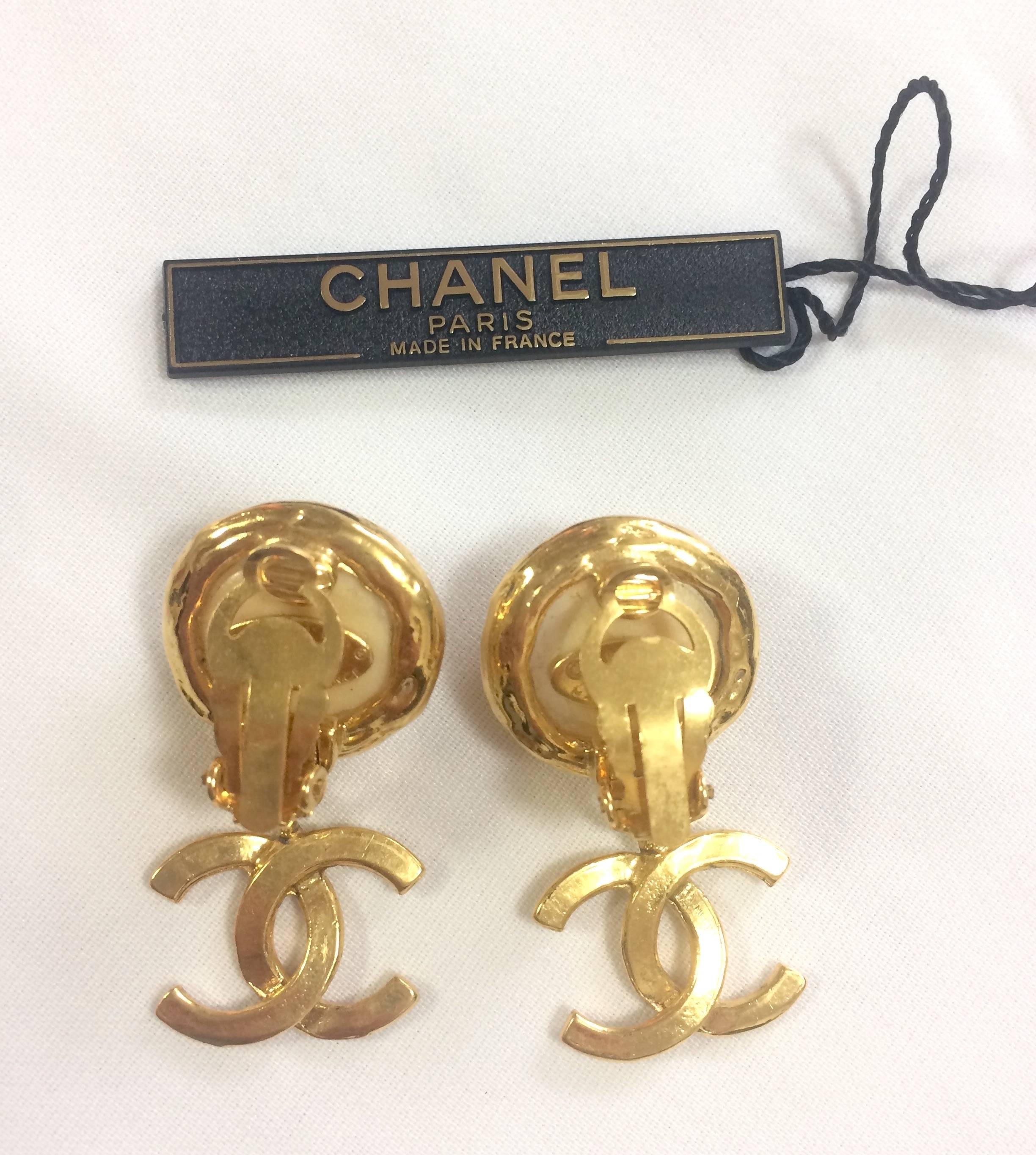 MINT. Vintage CHANEL white faux pearl and golden dangling earrings with CC mark. 3