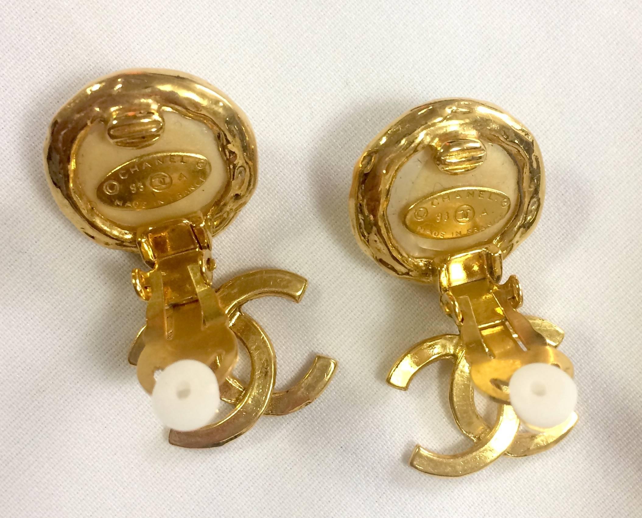 MINT. Vintage CHANEL white faux pearl and golden dangling earrings with CC mark. 5