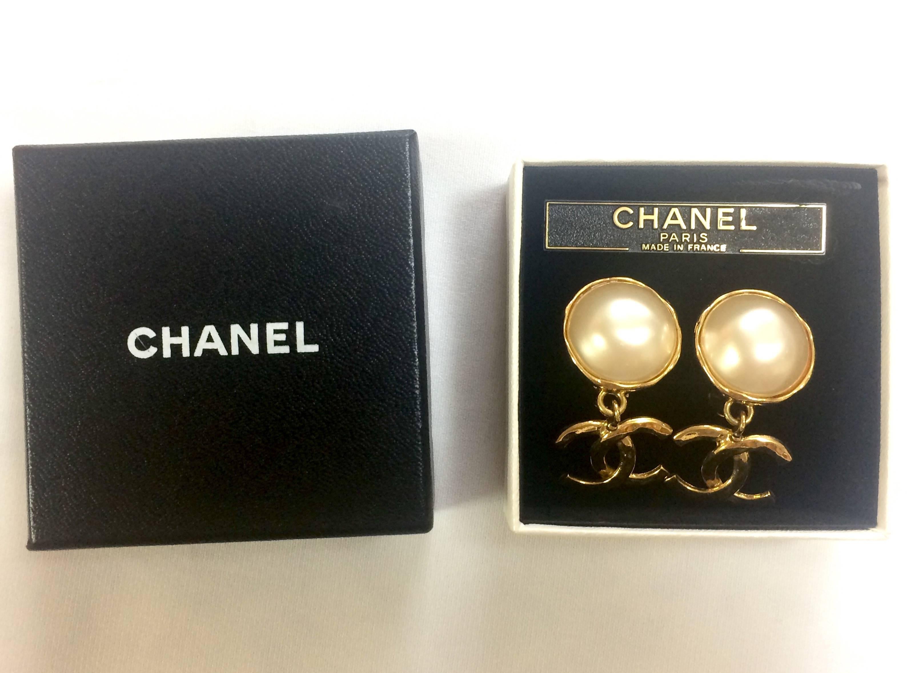 MINT. Vintage CHANEL white faux pearl and golden dangling earrings with CC mark. 6