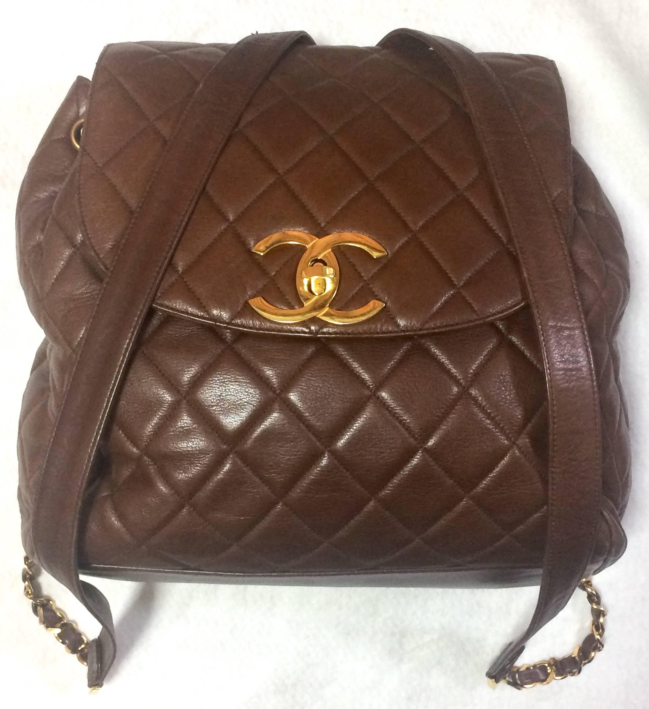 1990s. Vintage CHANEL quilted brown lamb leather backpack with gold chain strap and large CC closure. Classic and popular bag.

Introducing another vintage FAB piece, a large size backpack in brown color lambskin with a large gold tone CC