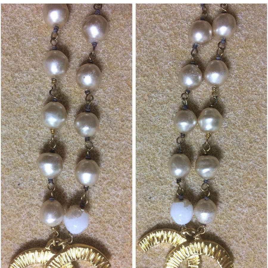 Vintage CHANEL white cream faux baroque pearl necklace with CC mark pendant top. 2