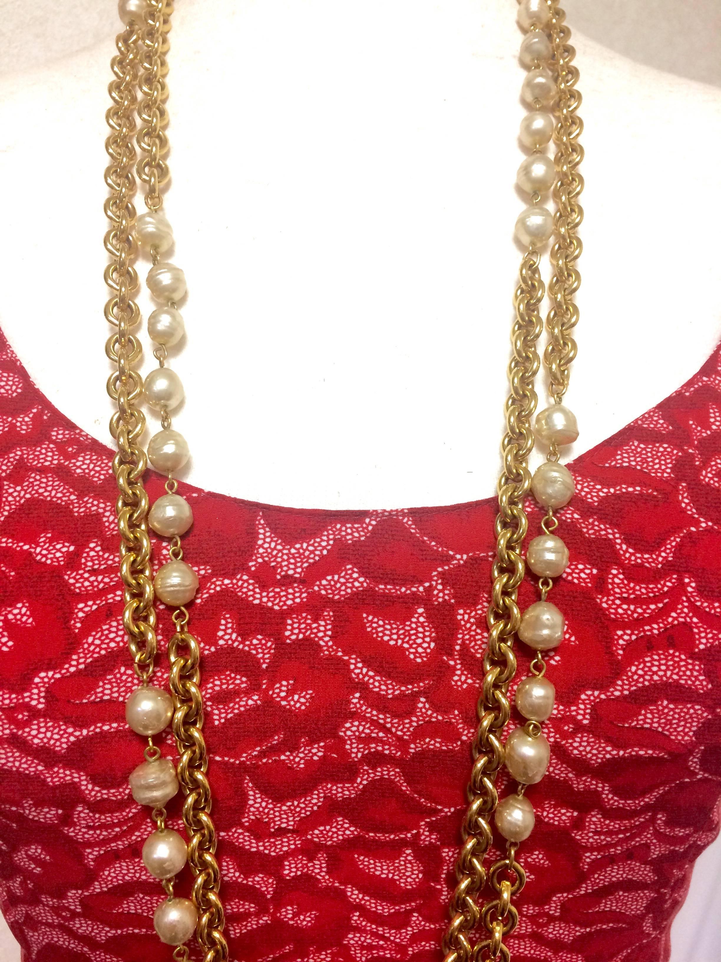  Vintage CHANEL double layer long chain necklace with baroque faux pearls. In Good Condition In Kashiwa, Chiba