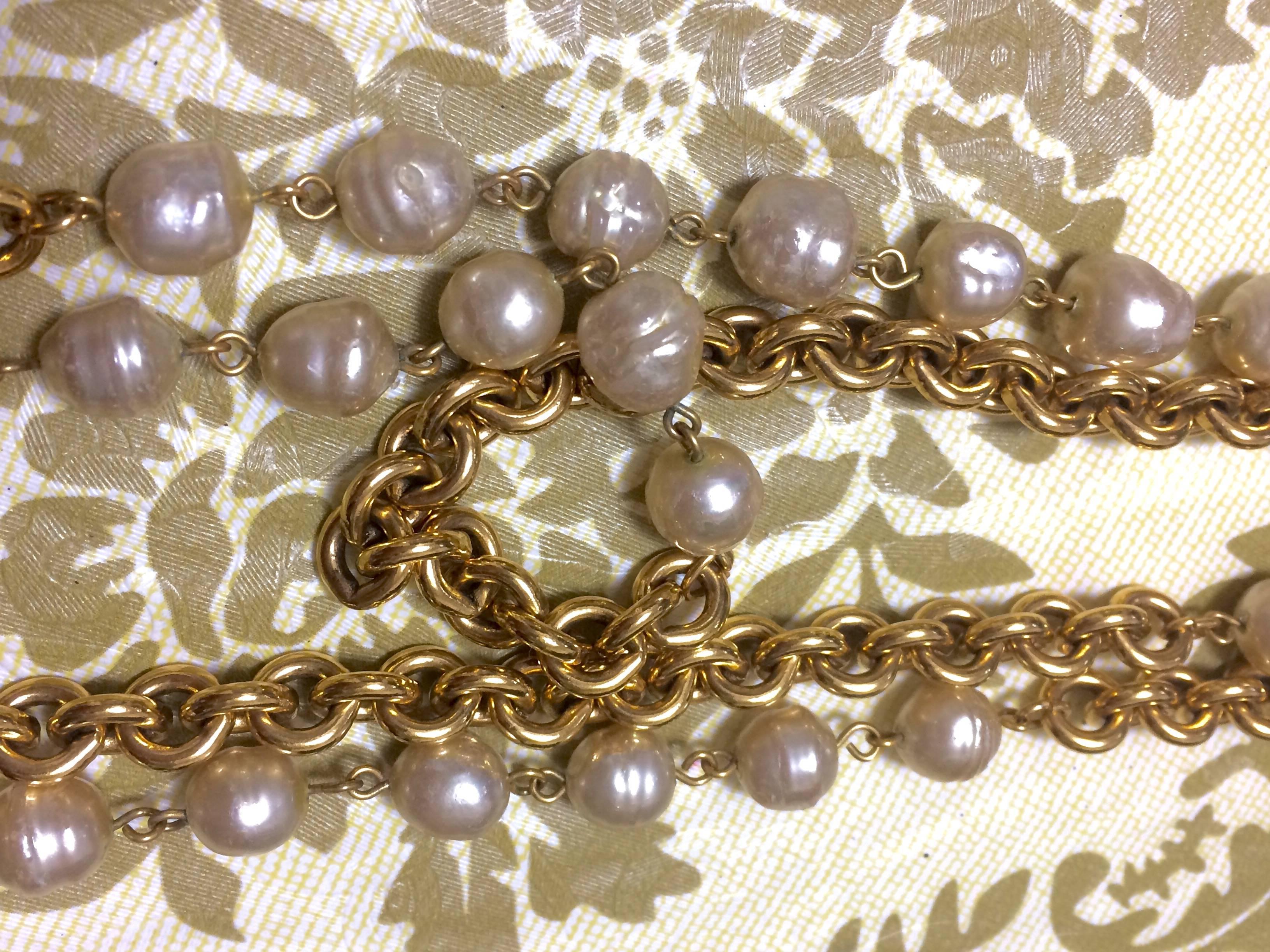  Vintage CHANEL double layer long chain necklace with baroque faux pearls. 2