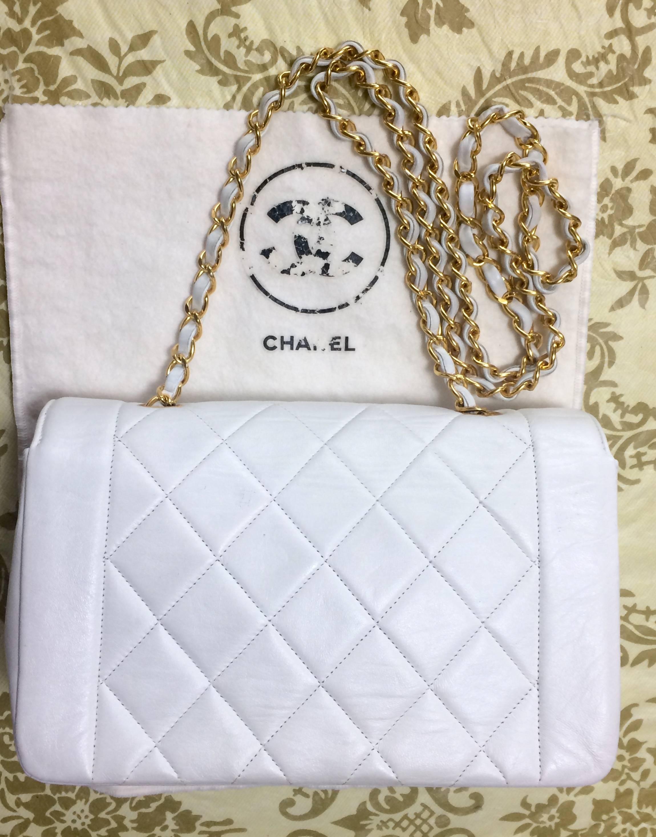 Vintage Chanel classic 2.55 white color lamb leather shoulder bag with gold CC. In Excellent Condition In Kashiwa, Chiba