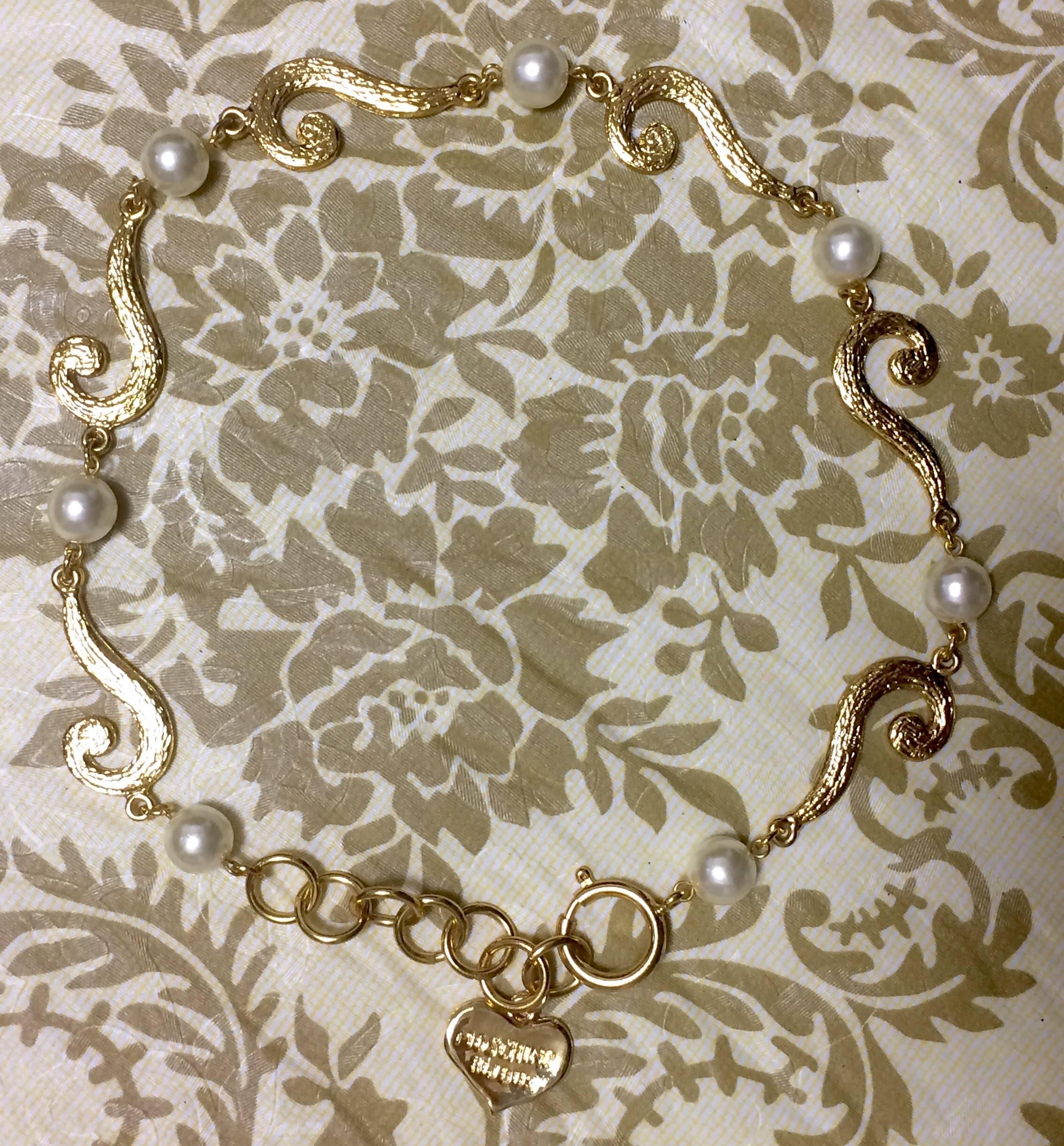 1990s. MINT. Vintage Moschino chain statement necklace with golden question marks and white faux pearl balls. Rare and unique jewelry.

Introducing another rare and fabulous jewelry necklace from MOSCHINO back in the 90's.

It is a gorgeous chain