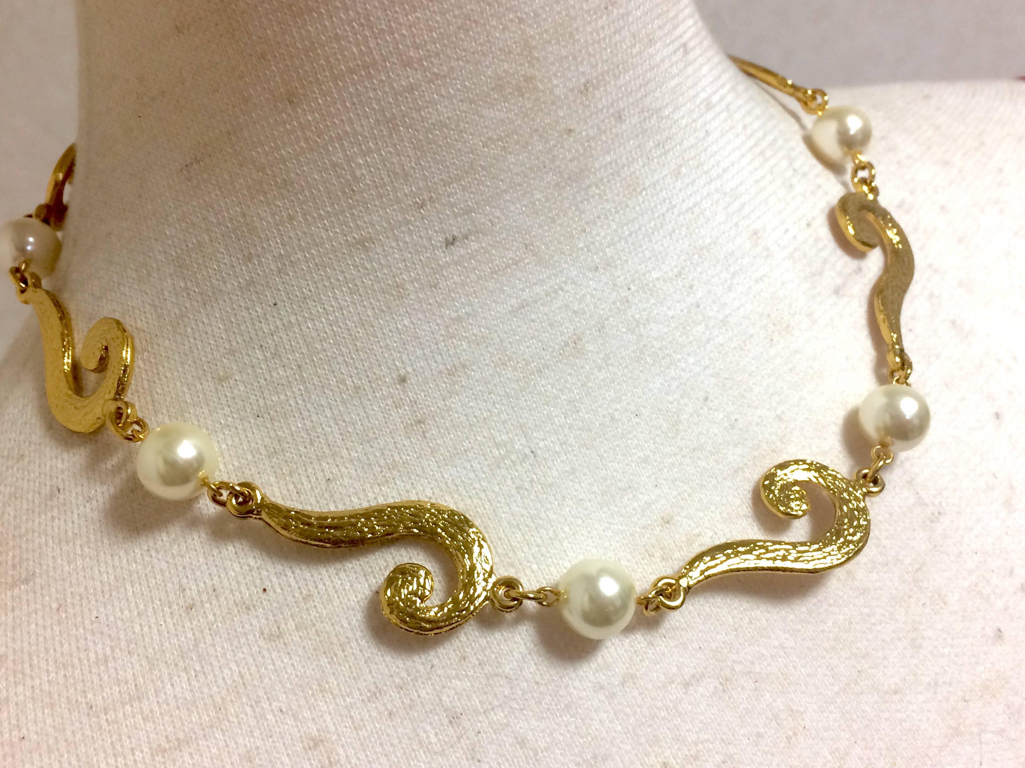 MINT. Vintage Moschino chain necklace with golden question marks and faux pearls For Sale 3