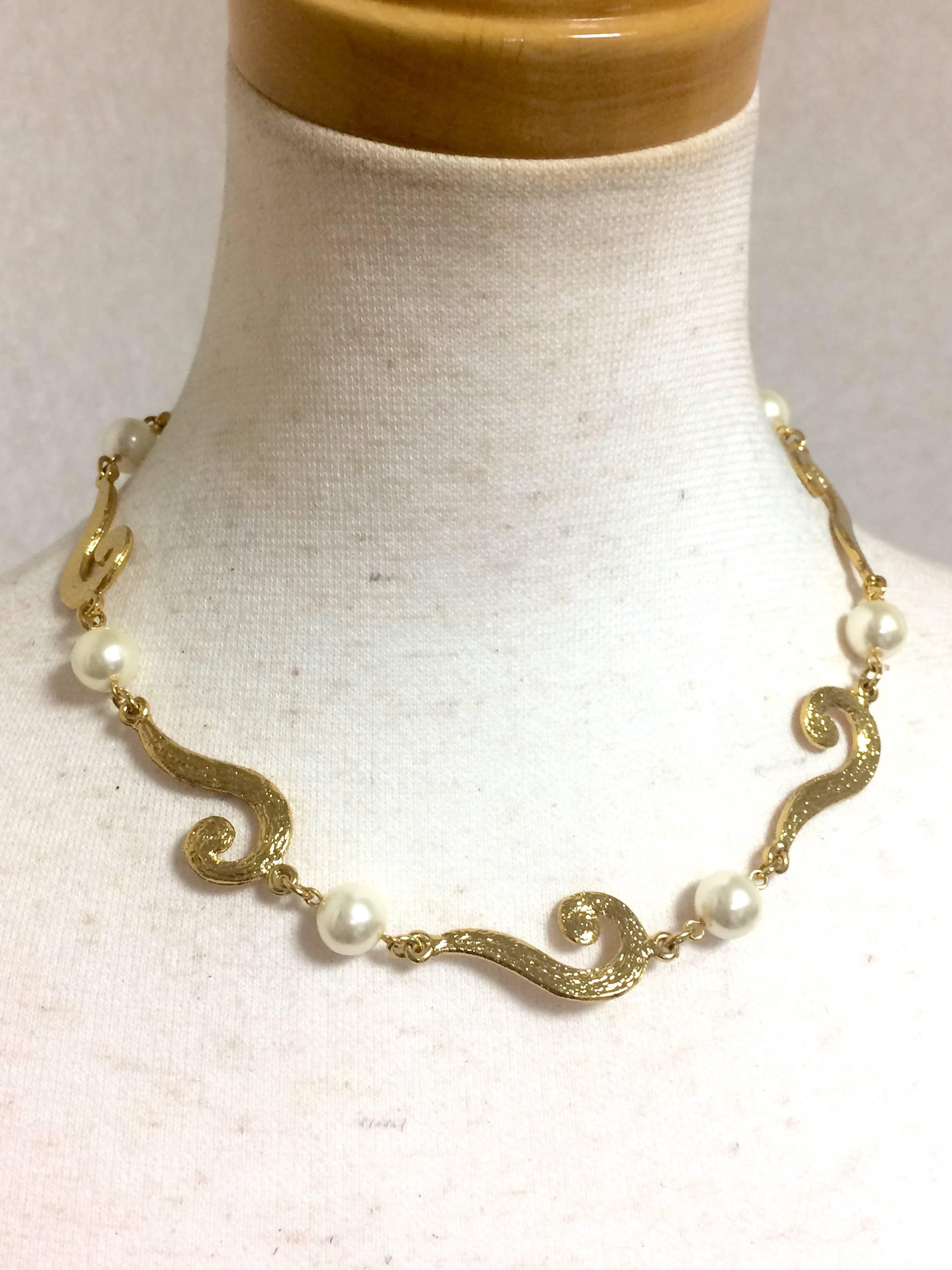 MINT. Vintage Moschino chain necklace with golden question marks and faux pearls For Sale 2