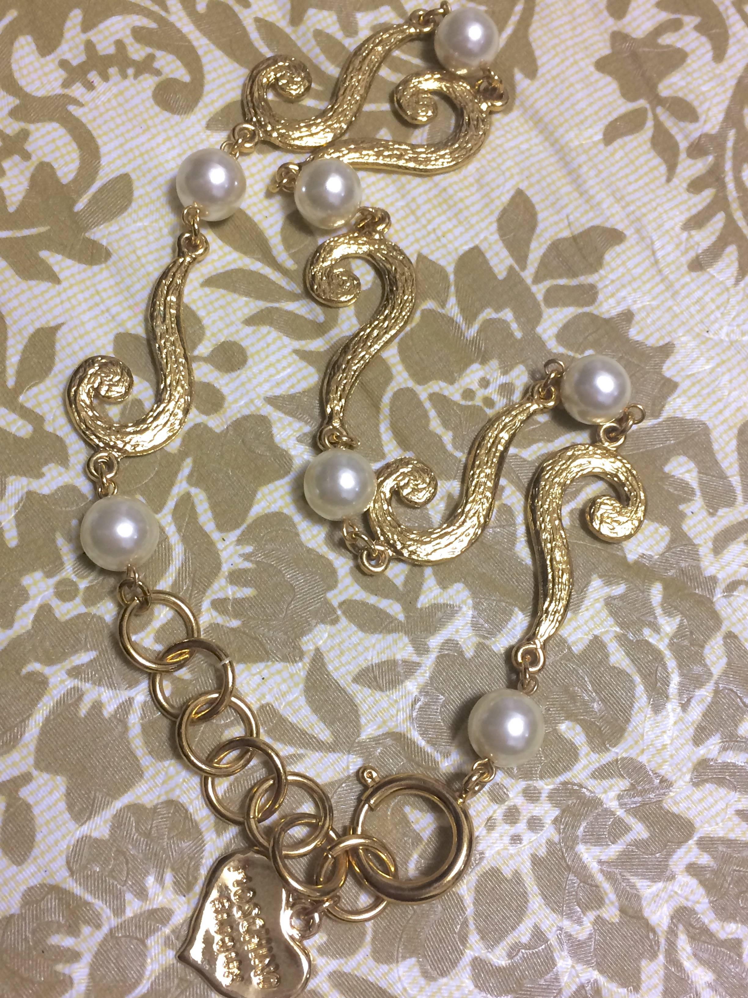 MINT. Vintage Moschino chain necklace with golden question marks and faux pearls In Excellent Condition For Sale In Kashiwa, Chiba