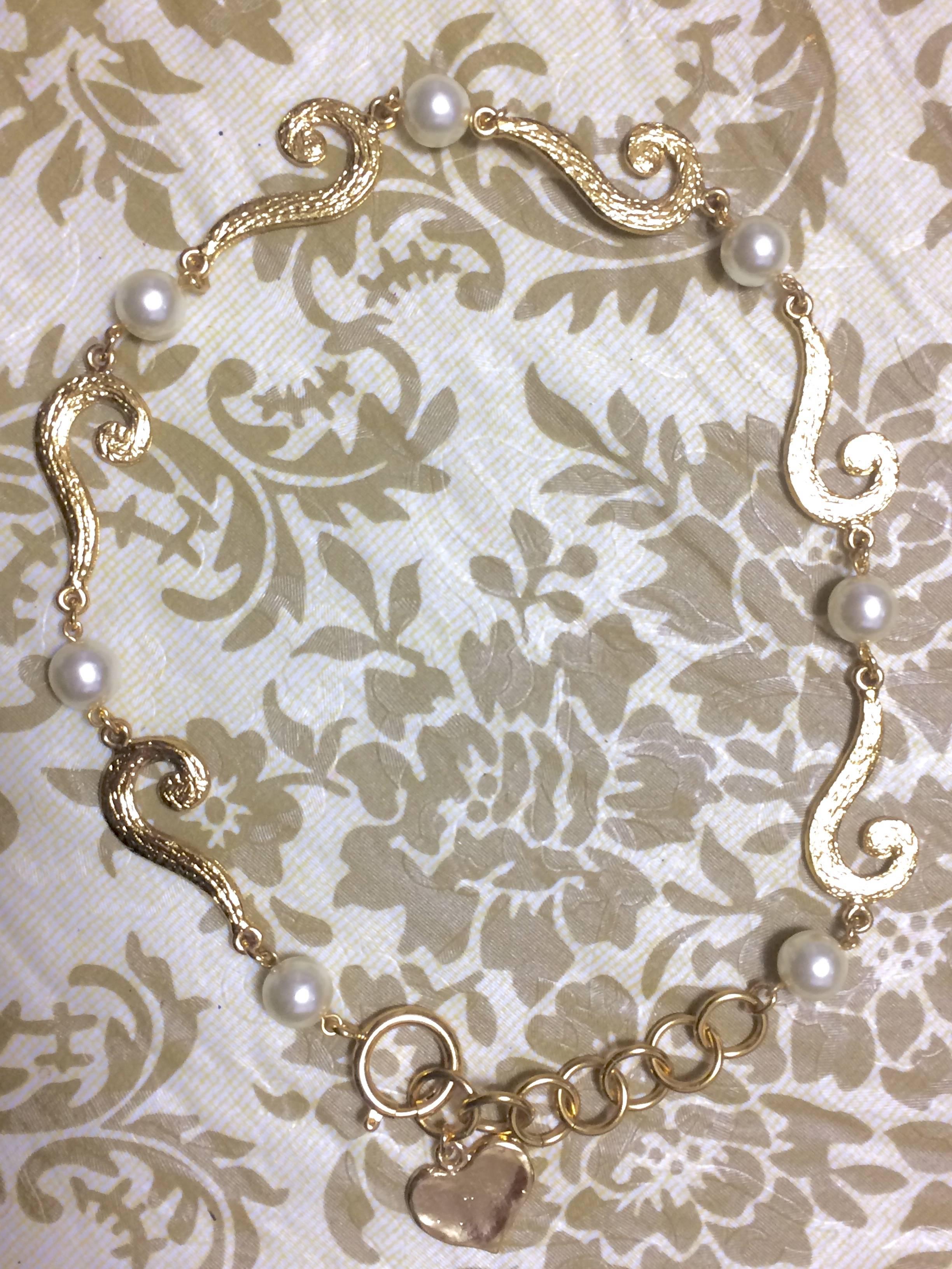 MINT. Vintage Moschino chain necklace with golden question marks and faux pearls For Sale 1