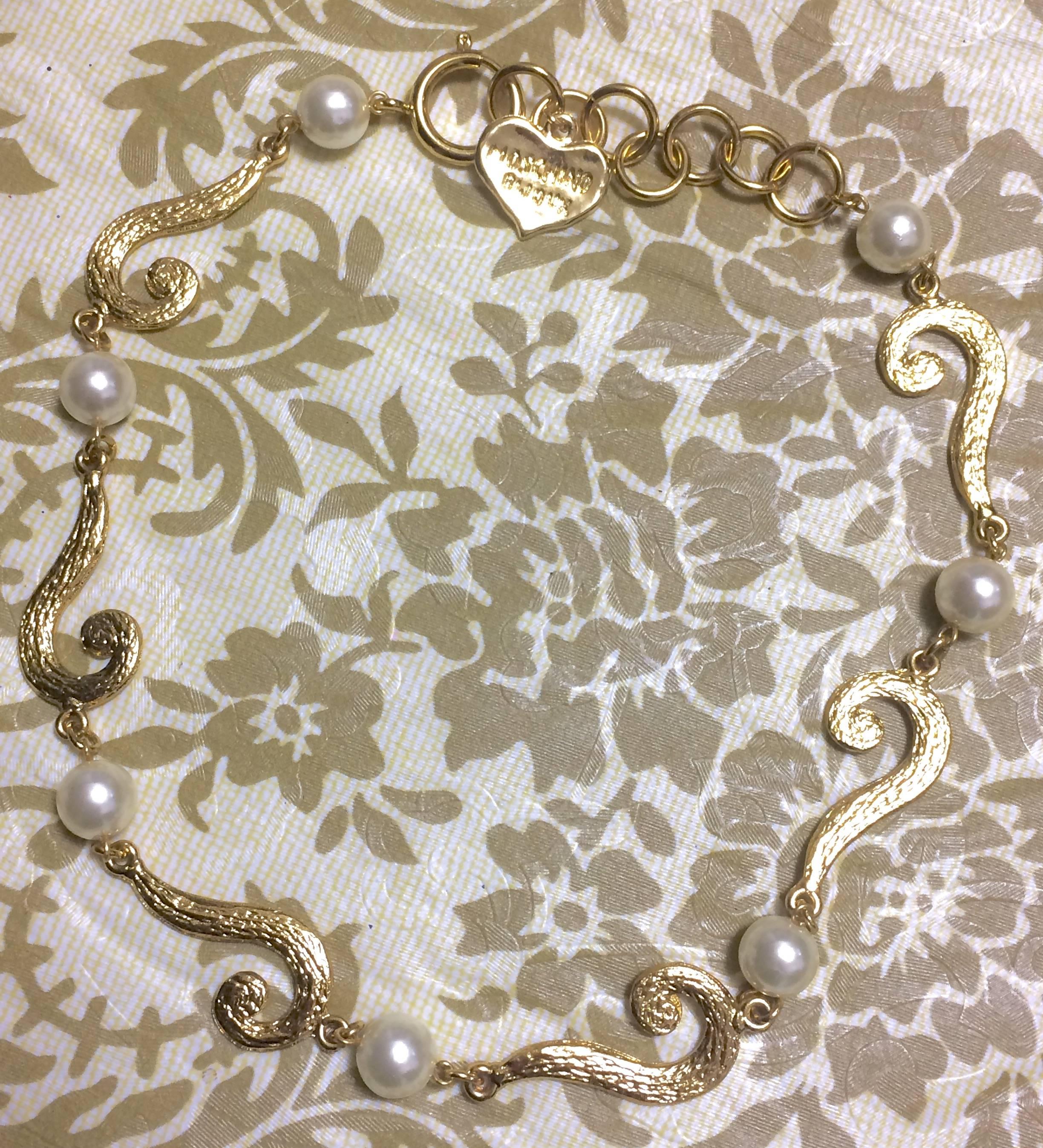 MINT. Vintage Moschino chain necklace with golden question marks and faux pearls For Sale 4