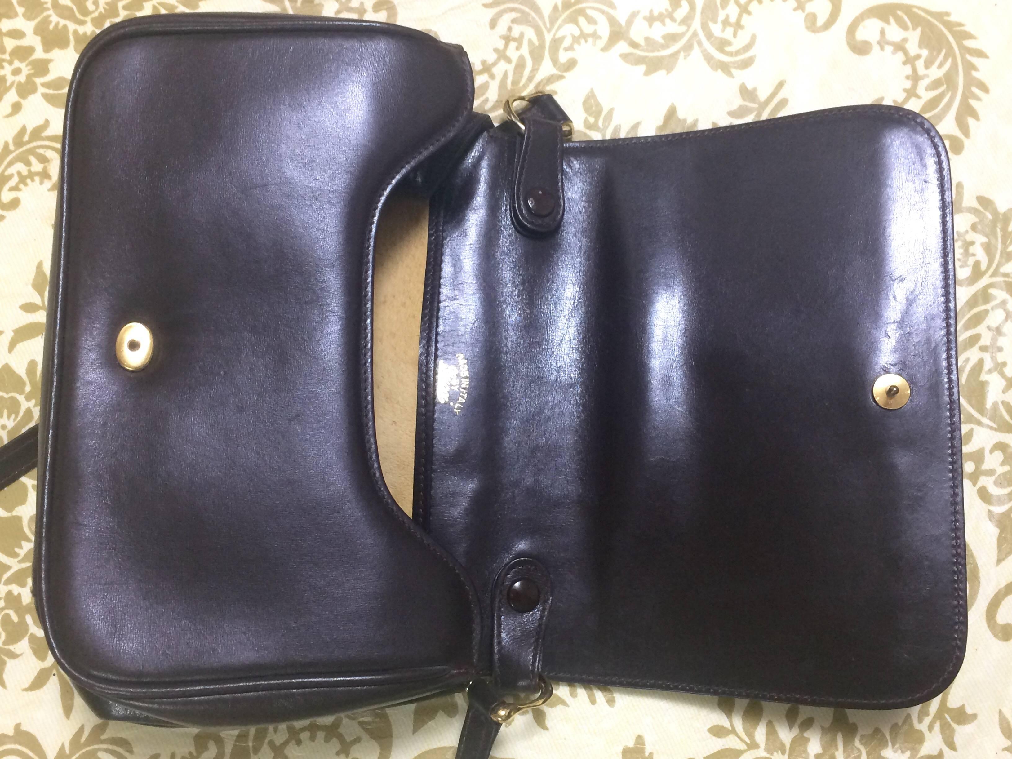 Women's Vintage Gucci dark brown leather classic shoulder bag with 2 horsebit motifs.