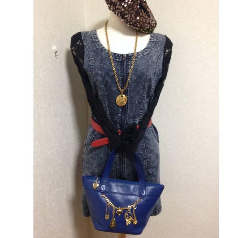 Vintage Moschino navy blue leather classic tote bag with golden dangling charm. In Good Condition For Sale In Kashiwa, Chiba