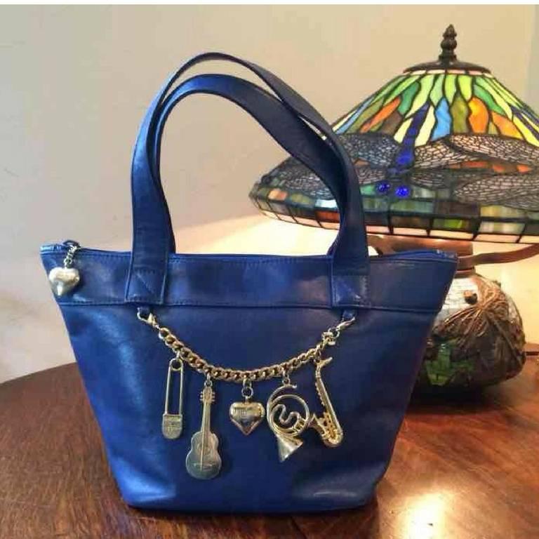 Women's Vintage Moschino navy blue leather classic tote bag with golden dangling charm. For Sale