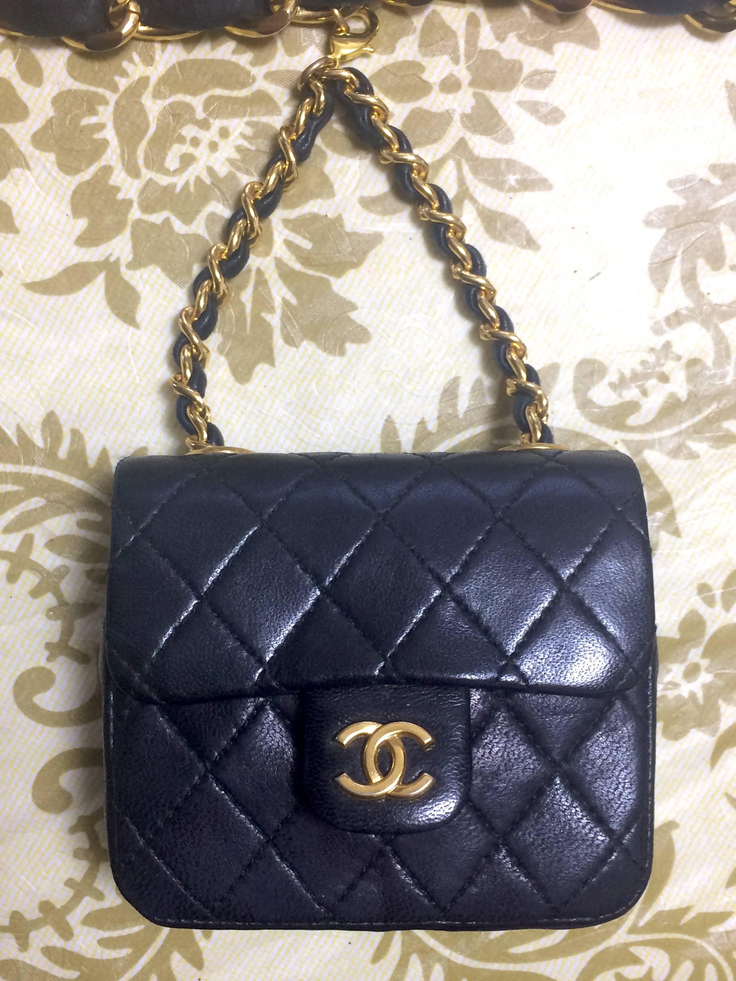 1980s. Vintage CHANEL black lambskin mini 2.55 bag charm chain leather belt with golden CC charm. Must have.

Here is another fabulous piece from CHANEL back in the era of 80's, a black leather golden chain belt with its iconic mini 2.55 bag pouch