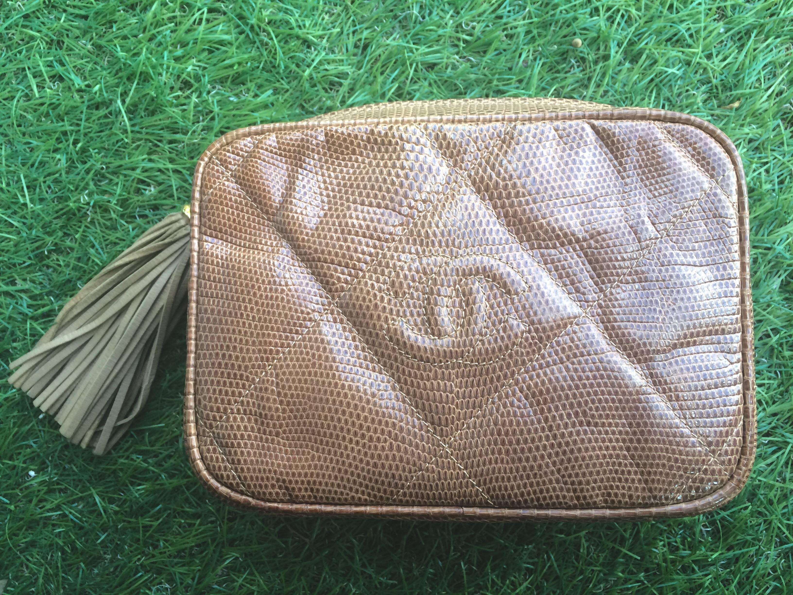 1980s. Vintage CHANEL cocoa brown lizard camera bag type clutch bag with fringe and CC mark.

Here is another fabulous purse from CHANEL back in the 80's.
Beautiful genuine cocoa brown lizard leather clutch/pouch bag.

Featuring a tassel/fringe to