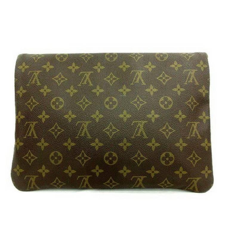 70's, 80's vintage Louis Vuitton monogram envelope style document portfolio purse. Unisex use for all generations. Eclair zipper. Pochette Pliante clutch.

Take it anywhere and anytime with you for all occasion!
This is one of the rarest pieces of