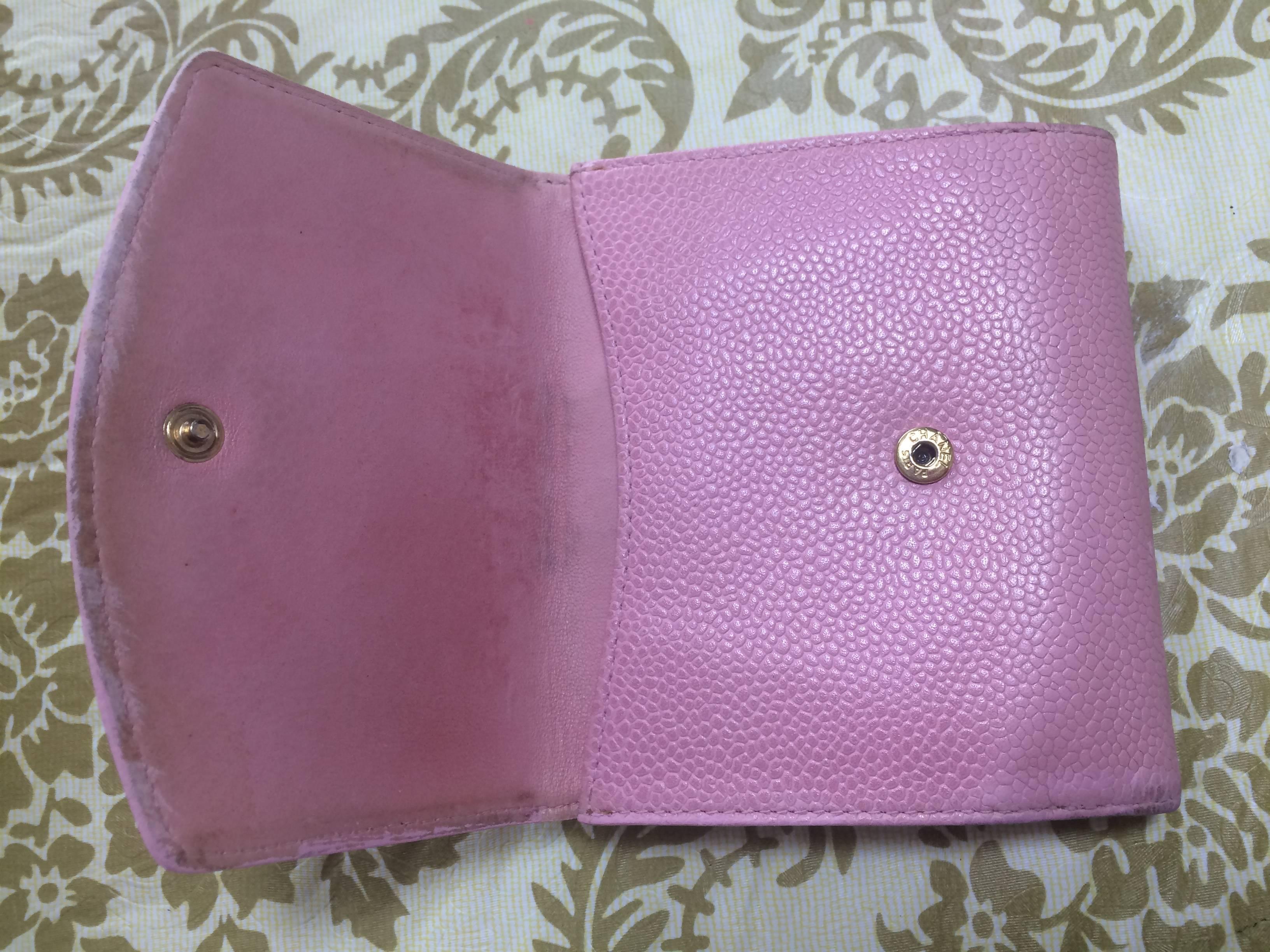 Vintage CHANEL milky pink caviar leather wallet with stitched CC mark. Classic. For Sale 4