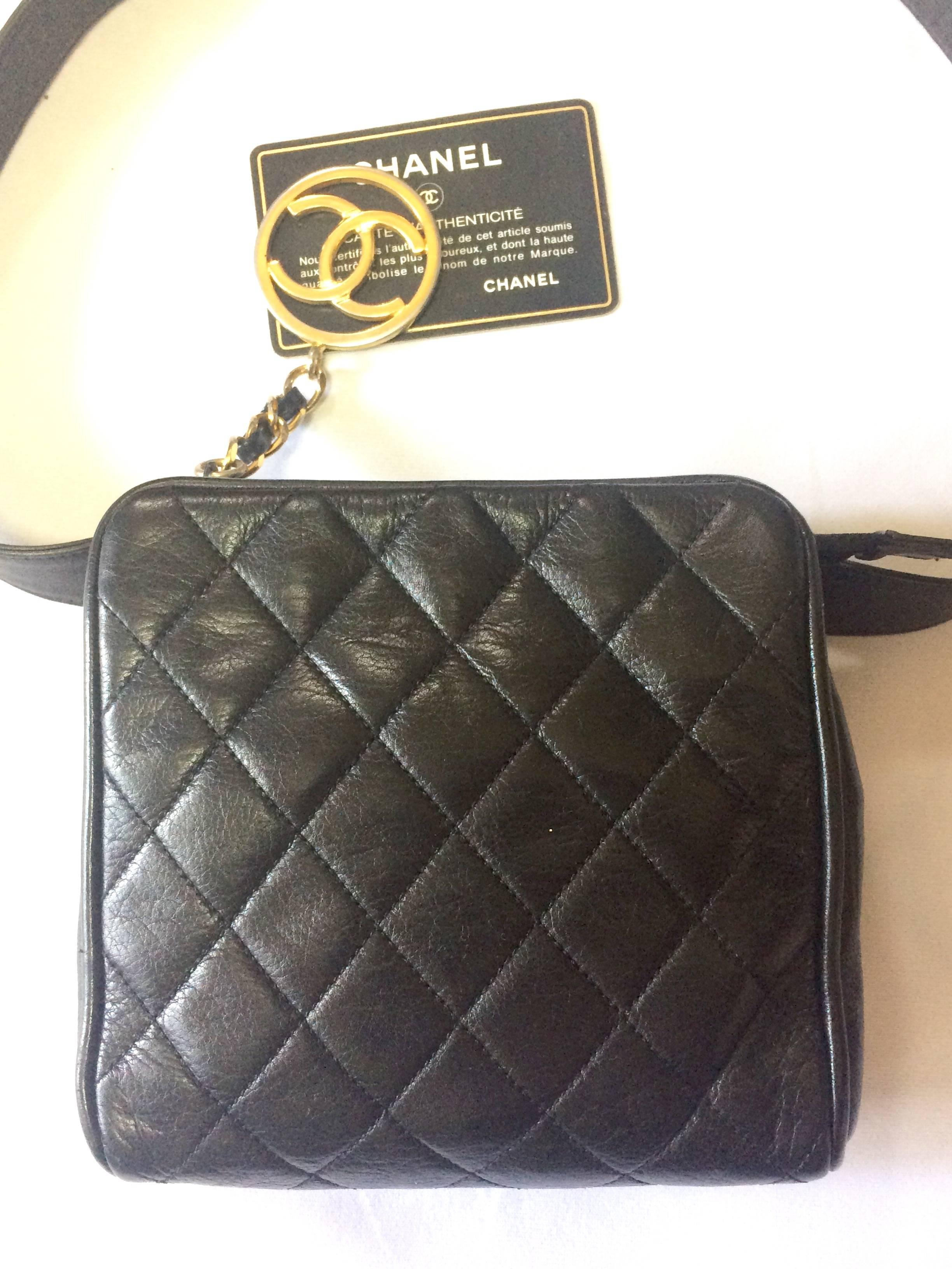Vintage CHANEL black lambskin square shape fanny pack with golden round CC motif In Good Condition For Sale In Kashiwa, Chiba