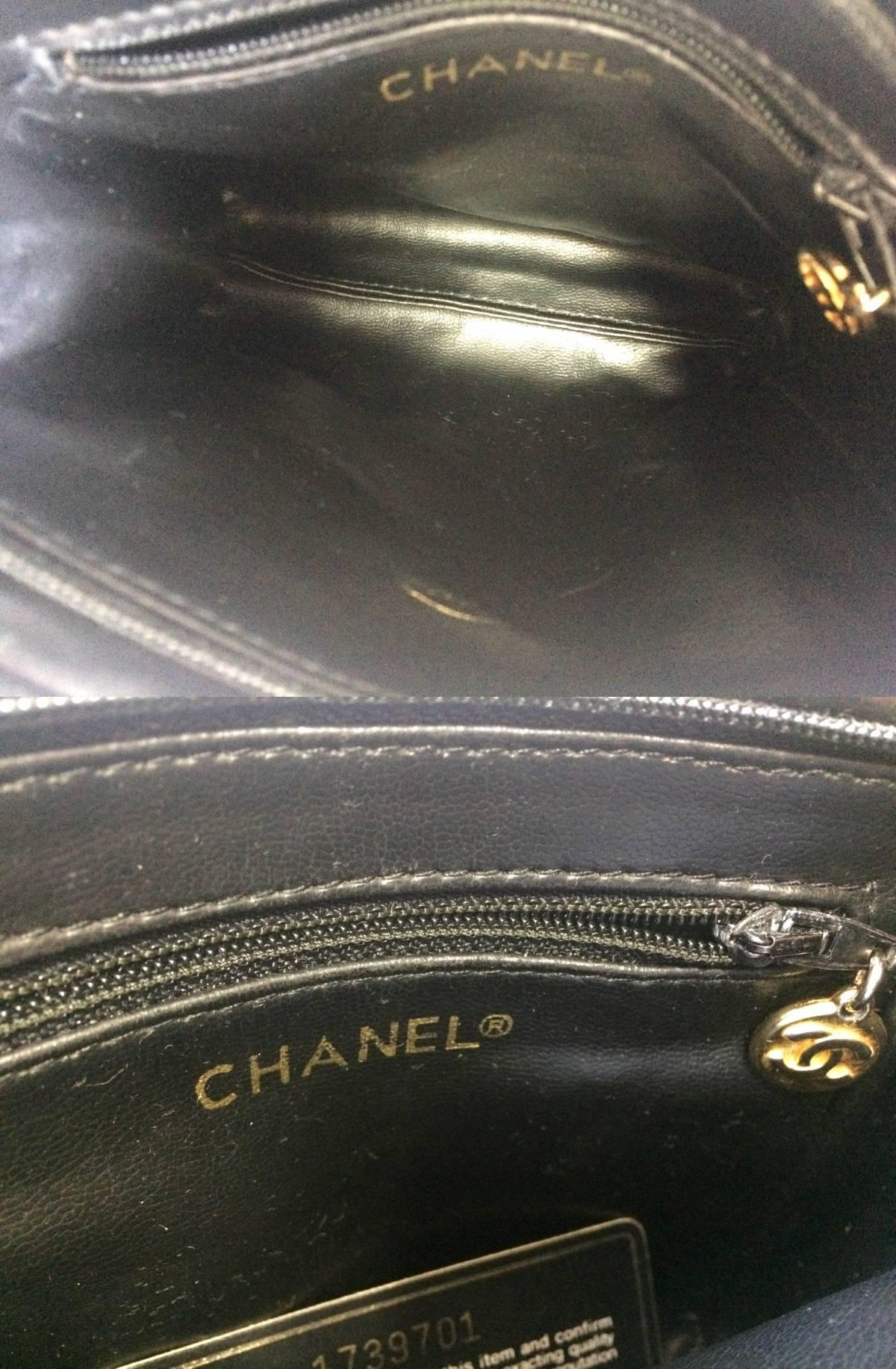 Vintage CHANEL black lambskin square shape fanny pack with golden round CC motif For Sale 4