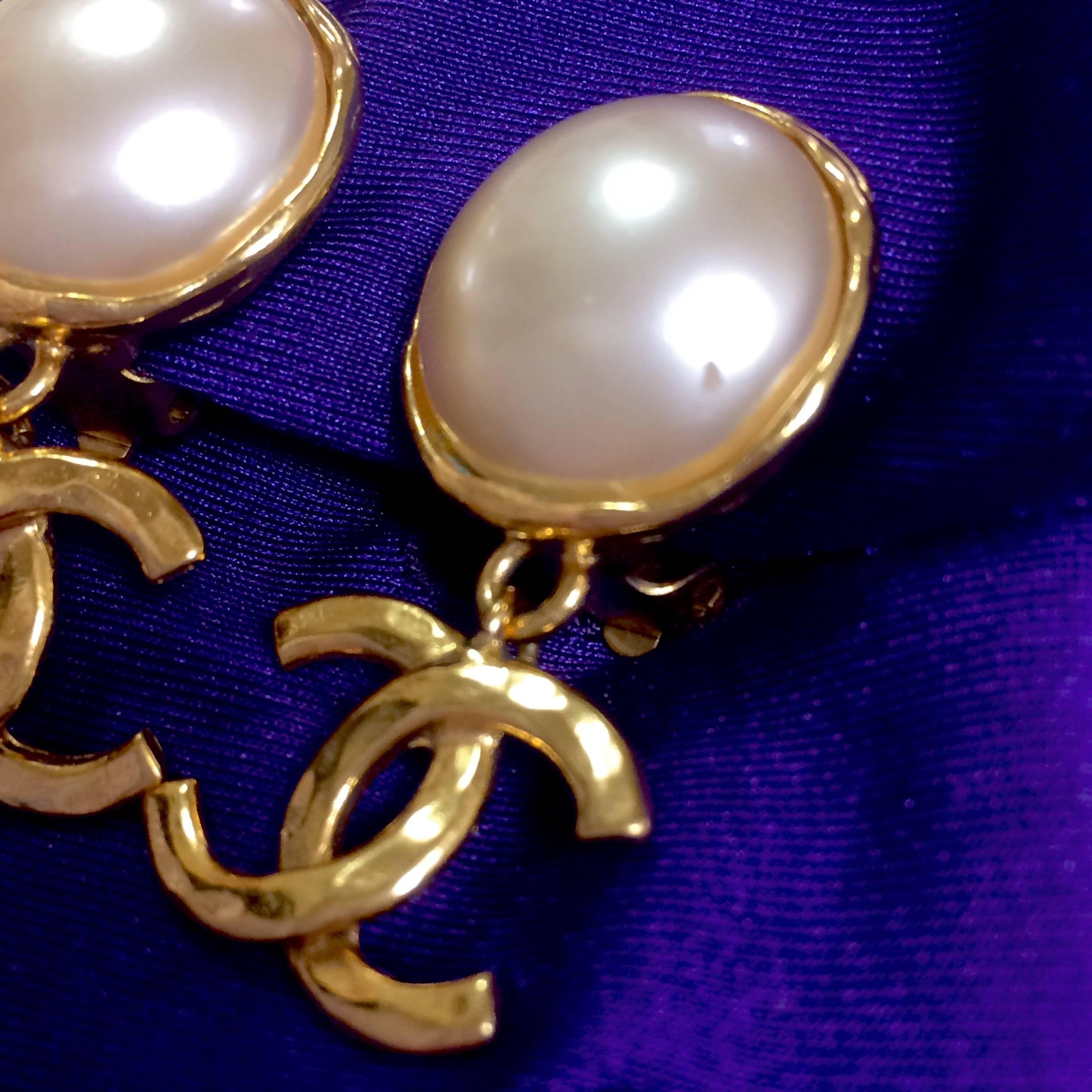 Vintage CHANEL classic round white faux pearl and golden CC dangling earrings.  In Good Condition In Kashiwa, Chiba