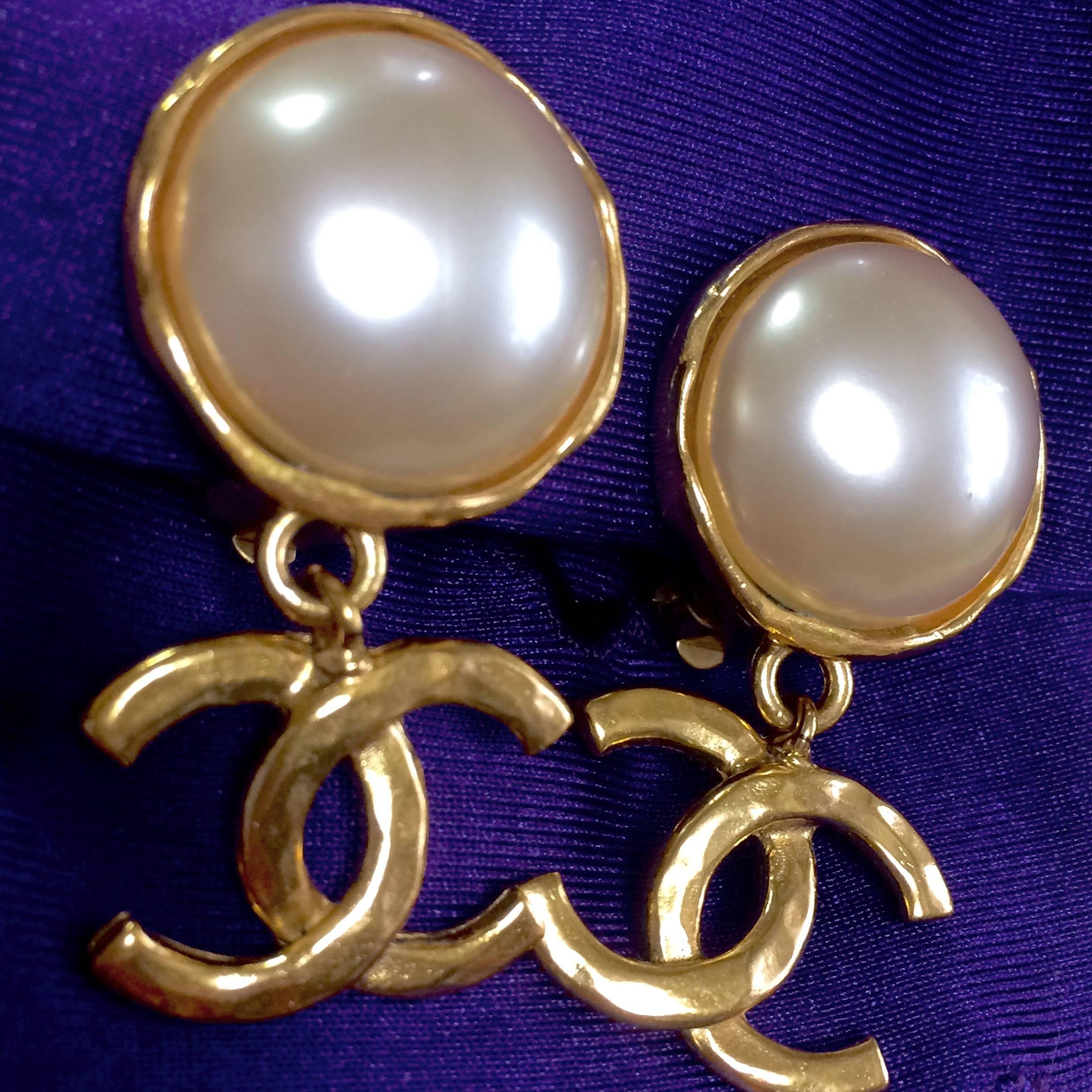 1990s. Vintage CHANEL classic round white faux pearl and golden CC dangling earrings. Iconic CC mark. Hot gift.

Introducing another classic  vintage CHANEL jewelry,  white faux pearl earrings with golden CC marks that dangle as you move!
 
Wearing