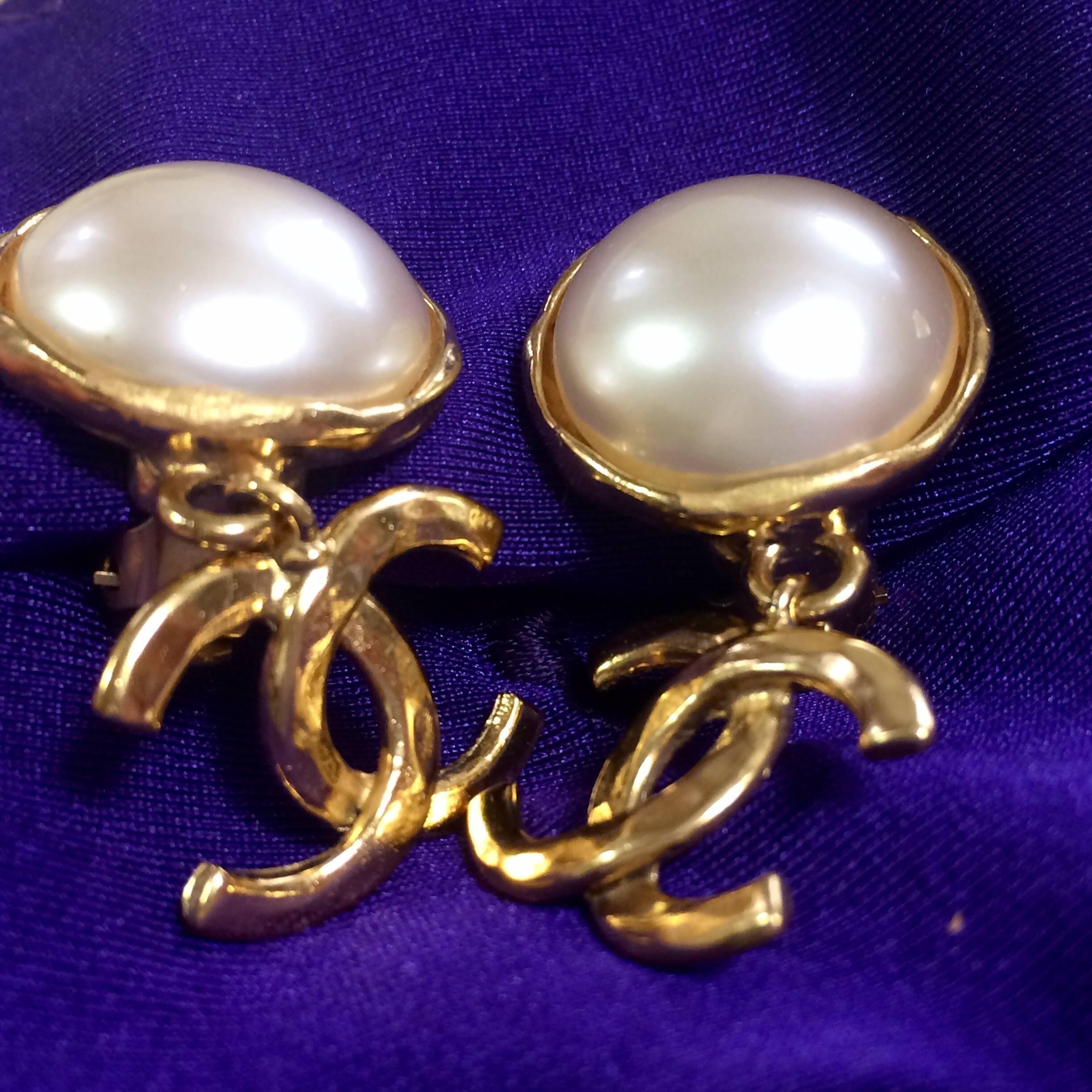 Women's or Men's Vintage CHANEL classic round white faux pearl and golden CC dangling earrings. 