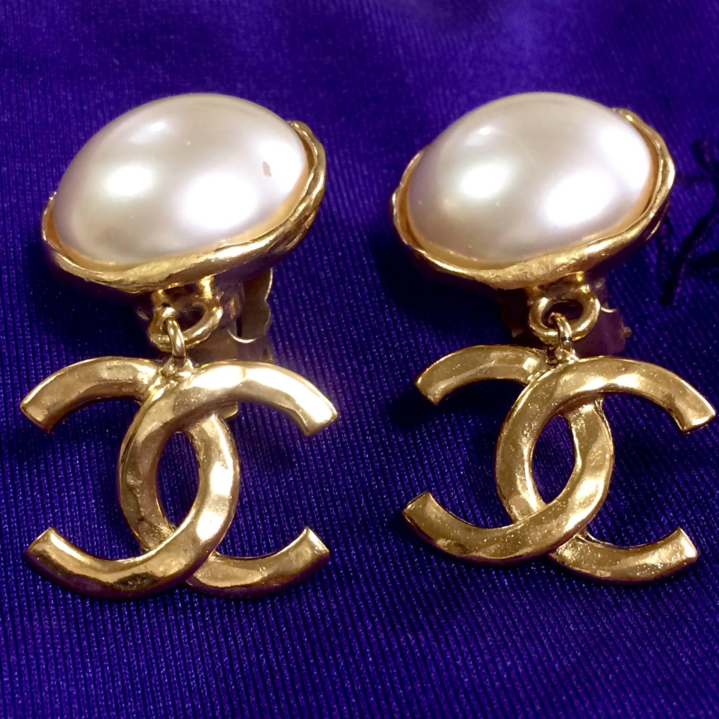 Vintage CHANEL classic round white faux pearl and golden CC dangling earrings.  1