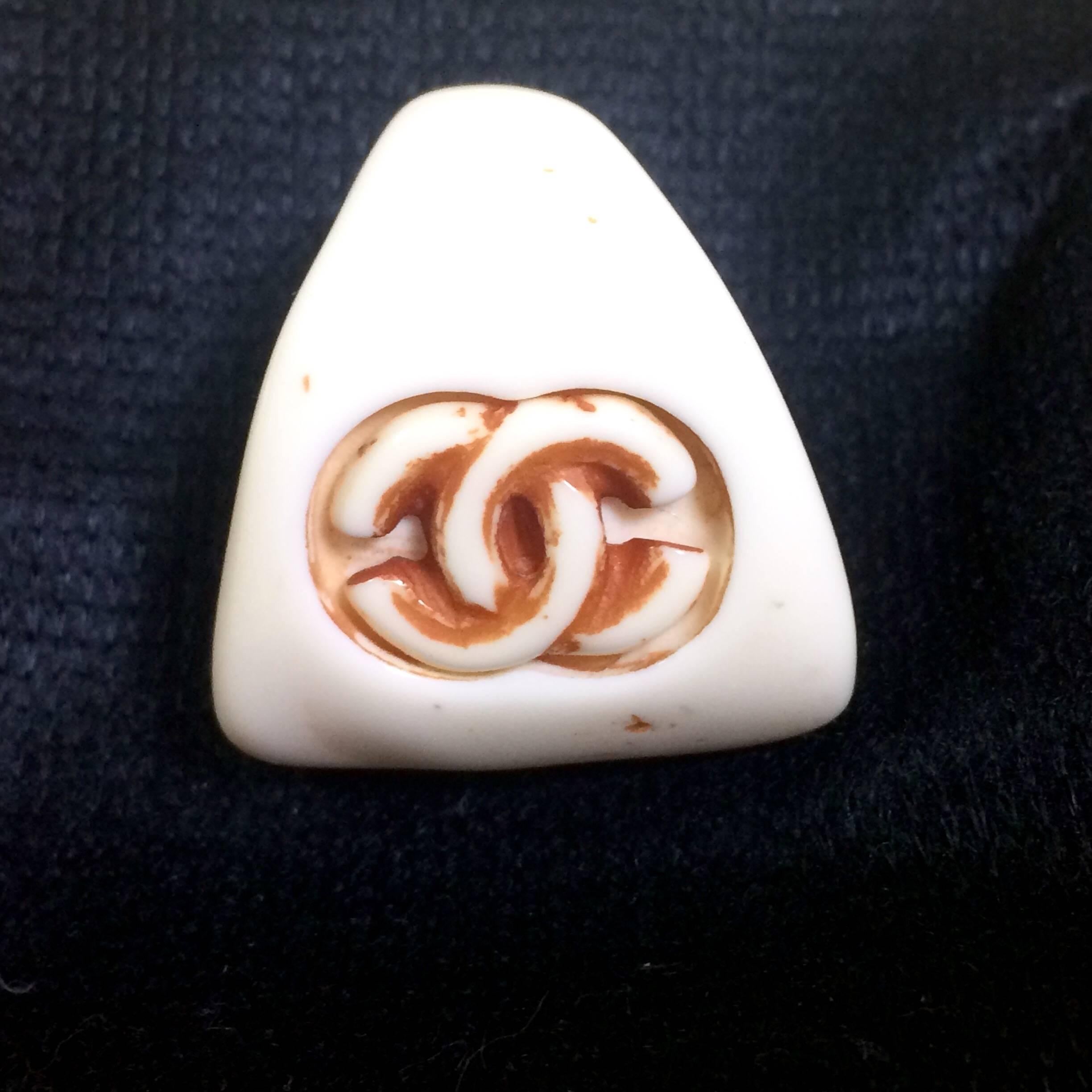 Vintage CHANEL ivory bone, stone design thick plastic ring with engraved CC mark. Rare Chanel vintage jewelry. Perfect gift.

Introducing another unique and fun vintage Chanel jewelry, ivory plastic ring in thick bone/stone design.
Great