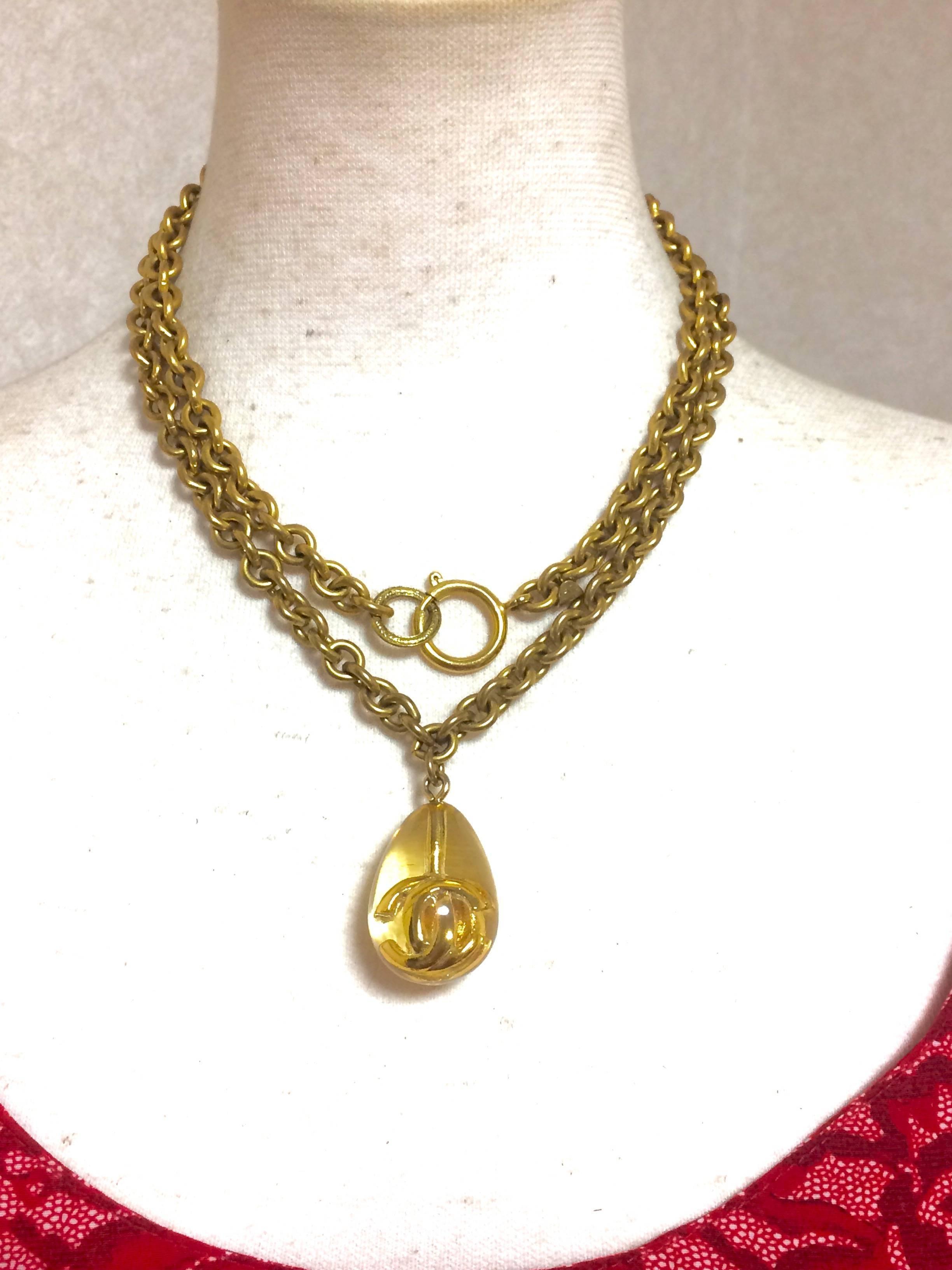 Vintage CHANEL long chain necklace with clear and gold teardrop CC pendant top. For Sale 4