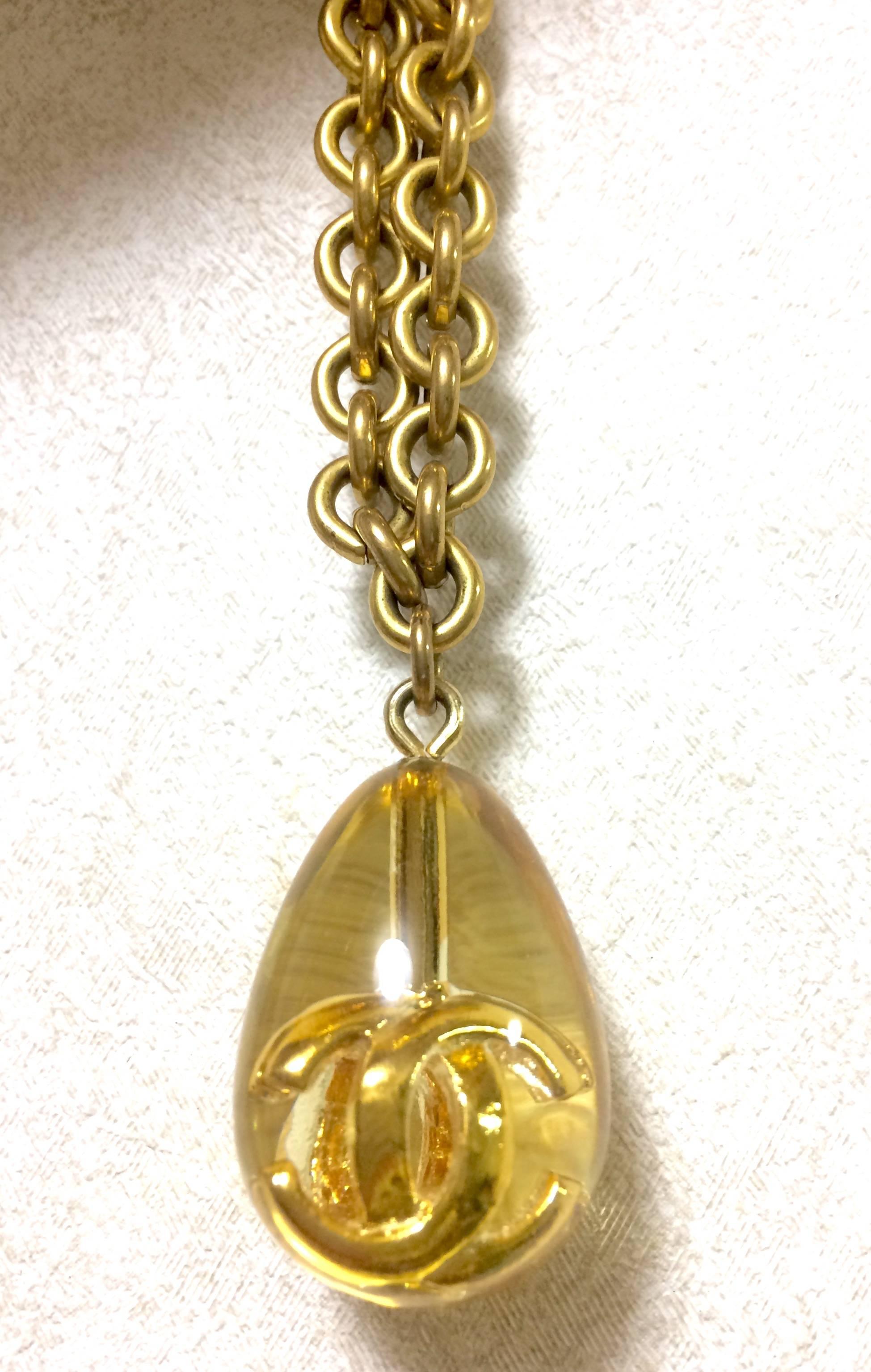 Vintage CHANEL long chain necklace with clear and gold teardrop CC pendant top. In Good Condition For Sale In Kashiwa, Chiba