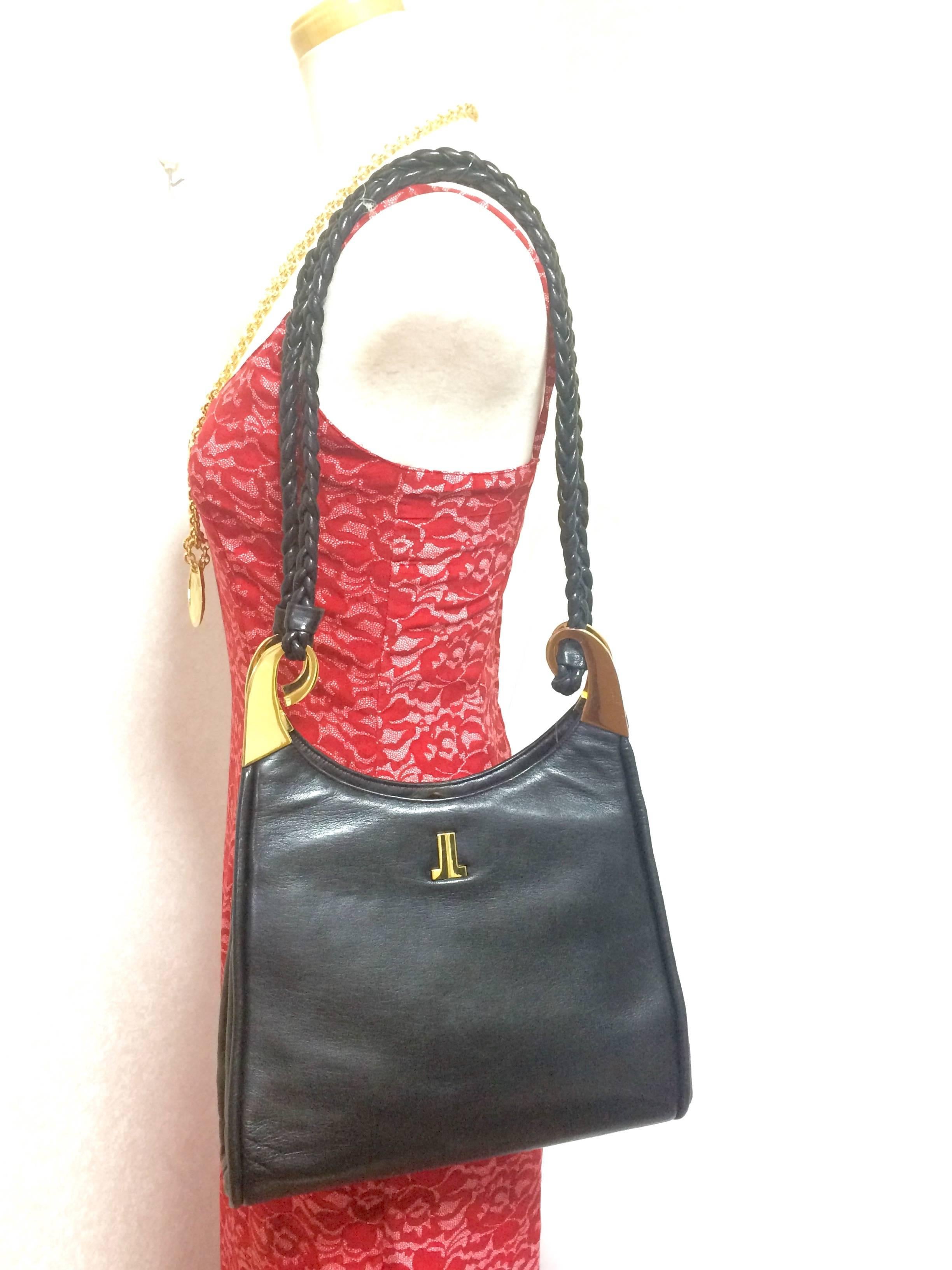 Vintage LANVIN black leather trapezoid shape shoulder bag with kiss lock closure For Sale 3