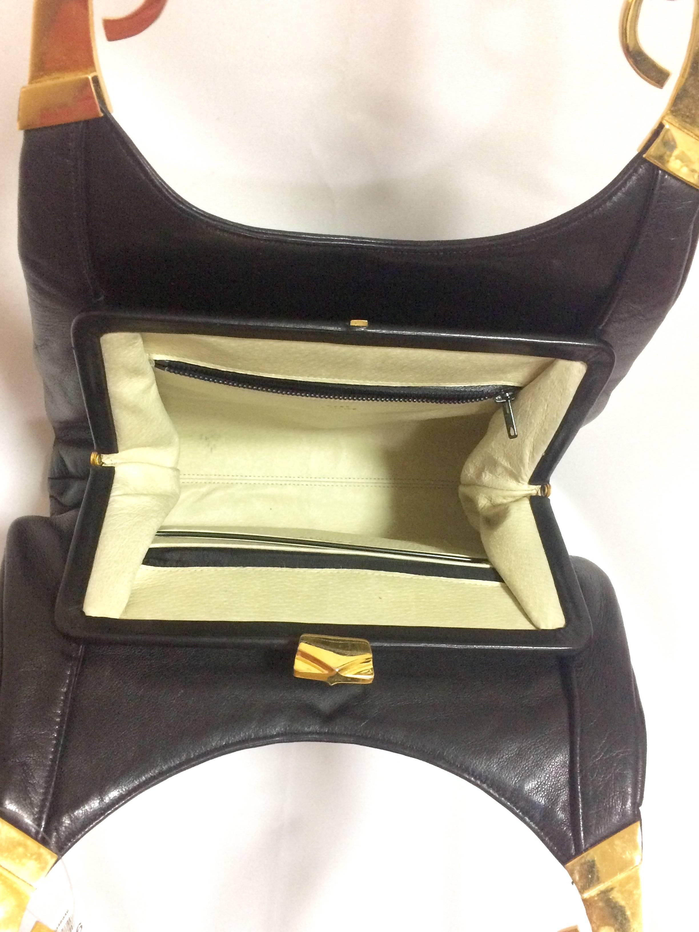 Vintage LANVIN black leather trapezoid shape shoulder bag with kiss lock closure For Sale 1