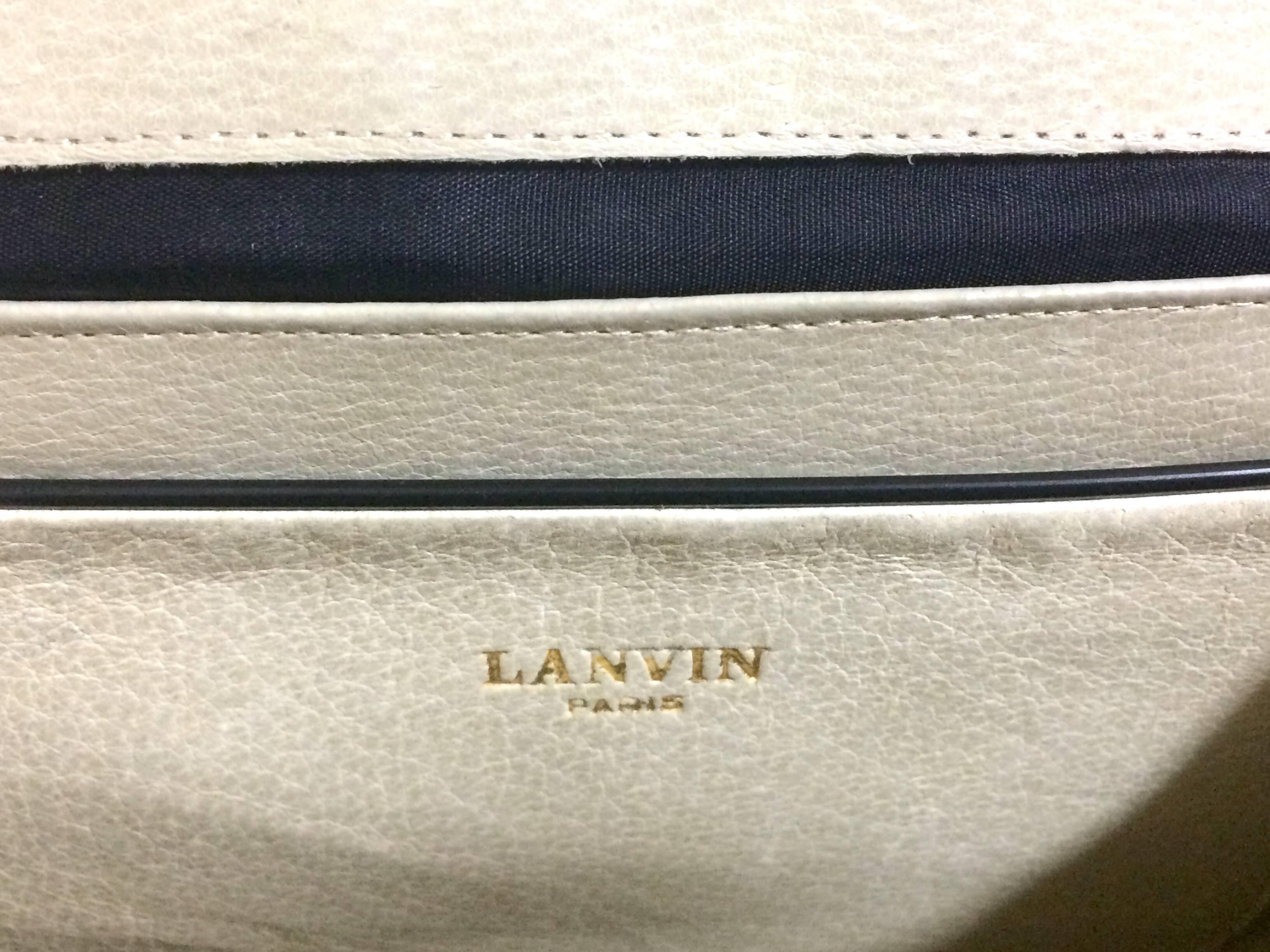 Vintage LANVIN black leather trapezoid shape shoulder bag with kiss lock closure For Sale 2