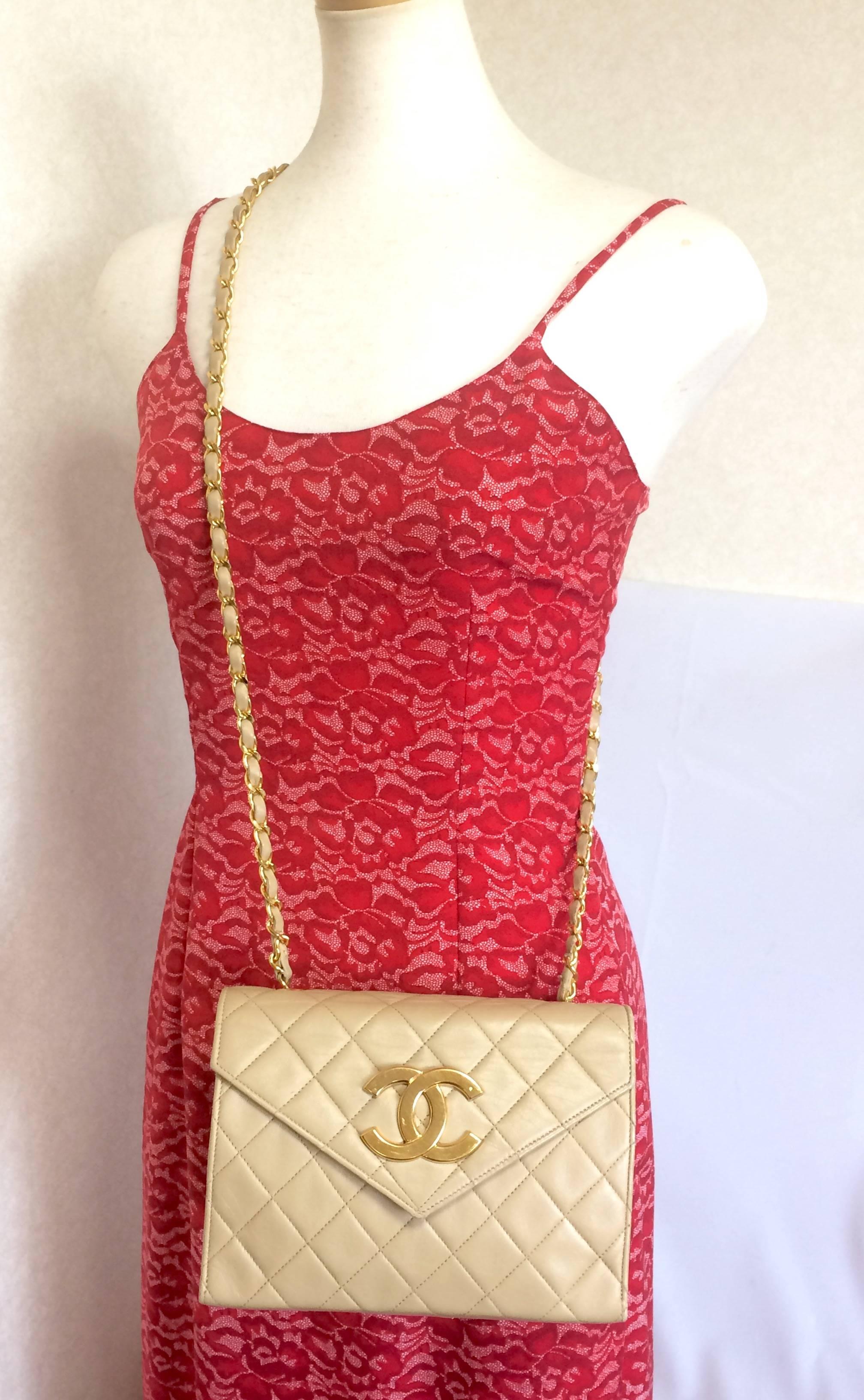 Vintage CHANEL beige lambskin chain shoulder purse with large CC beak tip flap. For Sale 3