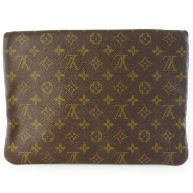 70's, 80's vintage Louis Vuitton monogram envelope style document portfolio purse. Unisex use for all generations. Eclair zipper. Pochette Pliante clutch.

Take it anywhere and anytime with you for all occasion!
This is one of the rarest pieces of