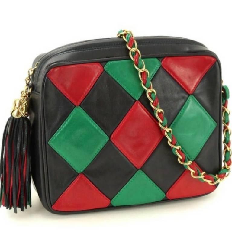 1990s. Vintage CHANEL rare red, green and navy diamond patchwork stitch camera chain shoulder bag with fringe.

This is a vintage piece from Chanel from the 90's, a rare masterpiece!
Featuring triple colors and a fringe to the zipper. 
You will love