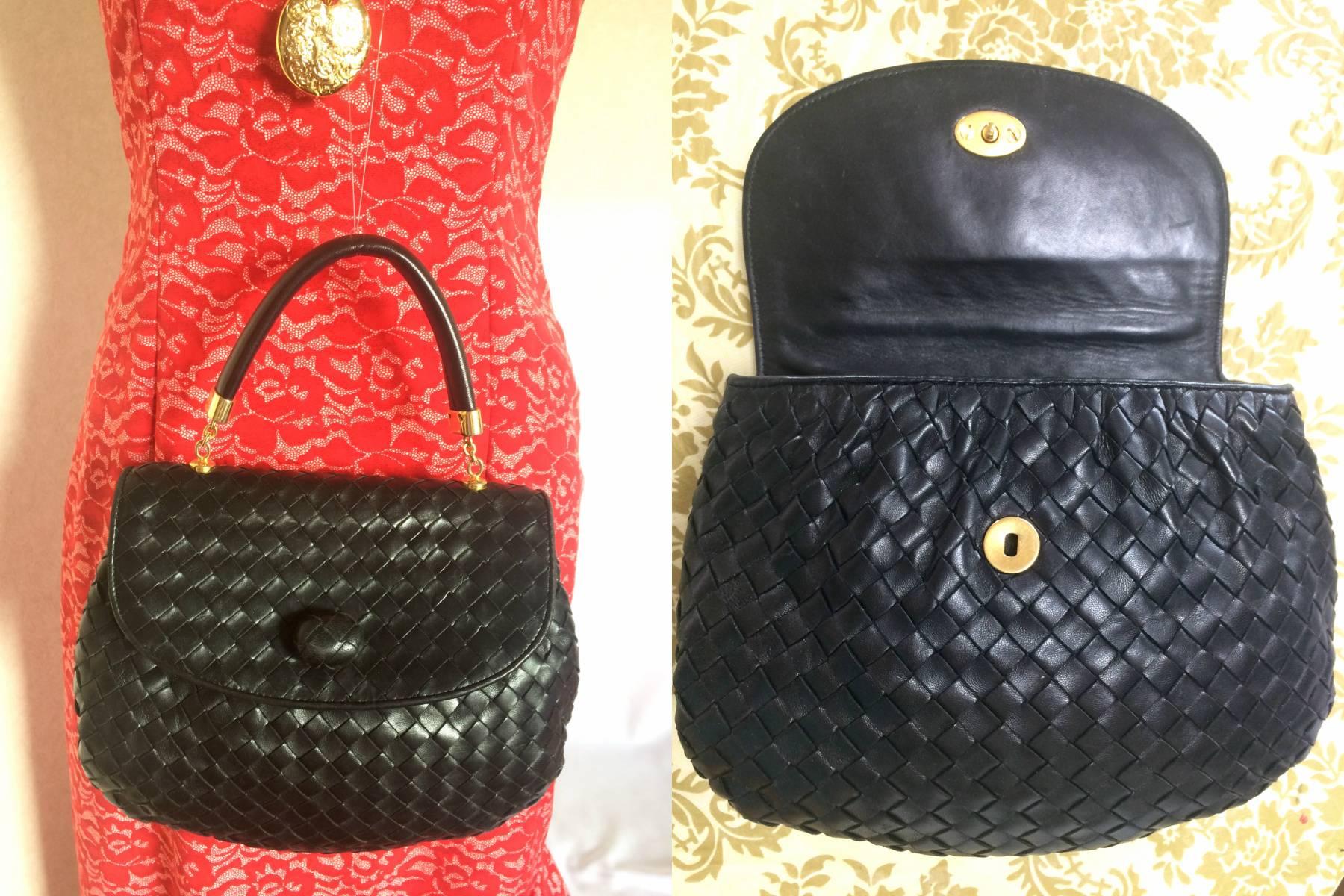 Vintage Bottega Veneta black intrecciato, woven lambskin handbag. Classic purse. In Good Condition For Sale In Kashiwa, Chiba