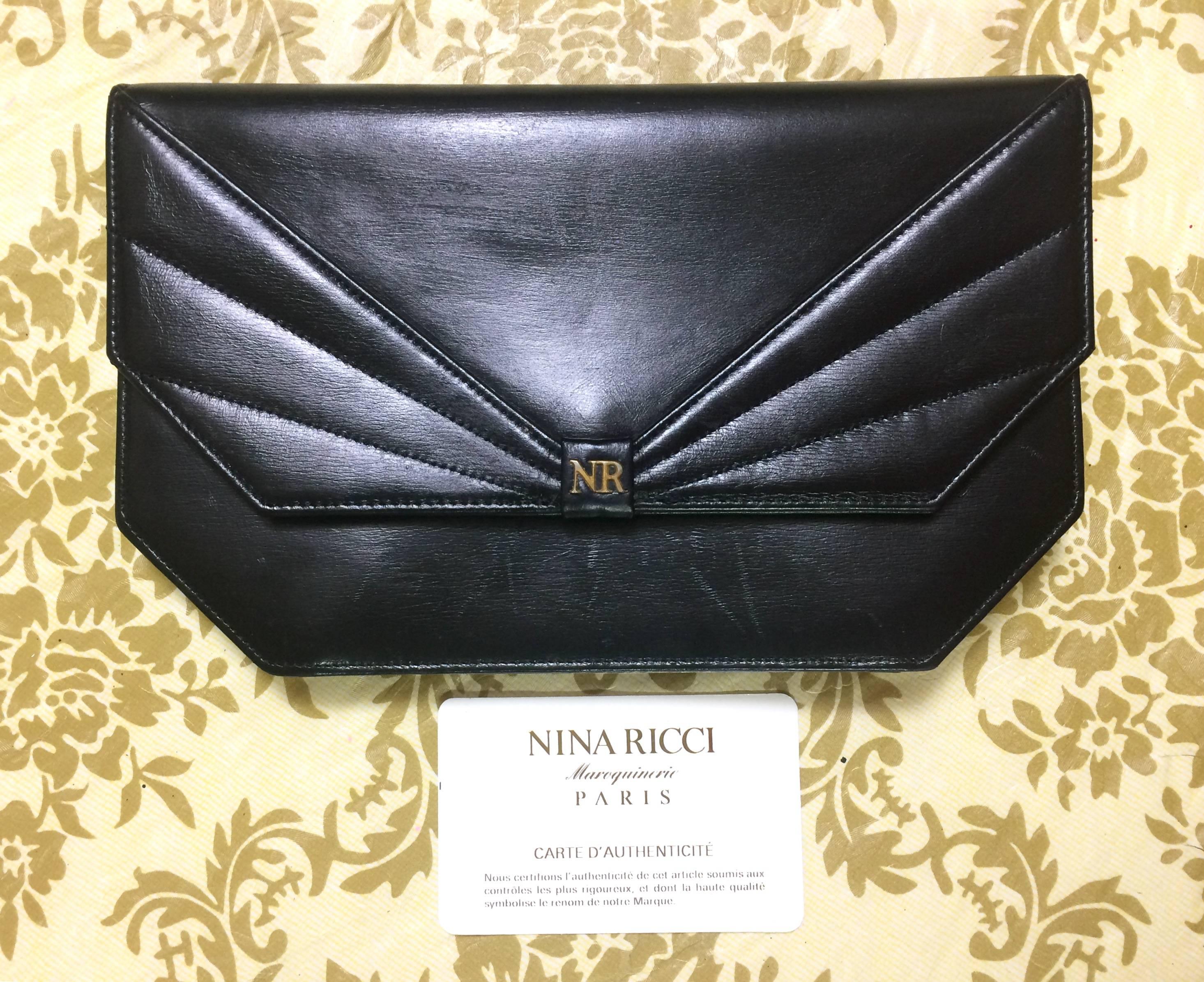 1990s. Vintage Nina Ricci black leather chain clutch shoulder bag with a large bow stitch motif and golden chain. Perfect party purse. 
Introducing another cutest and rare vintage purse from Nina Ricci. Black leather chain shoulder clutch