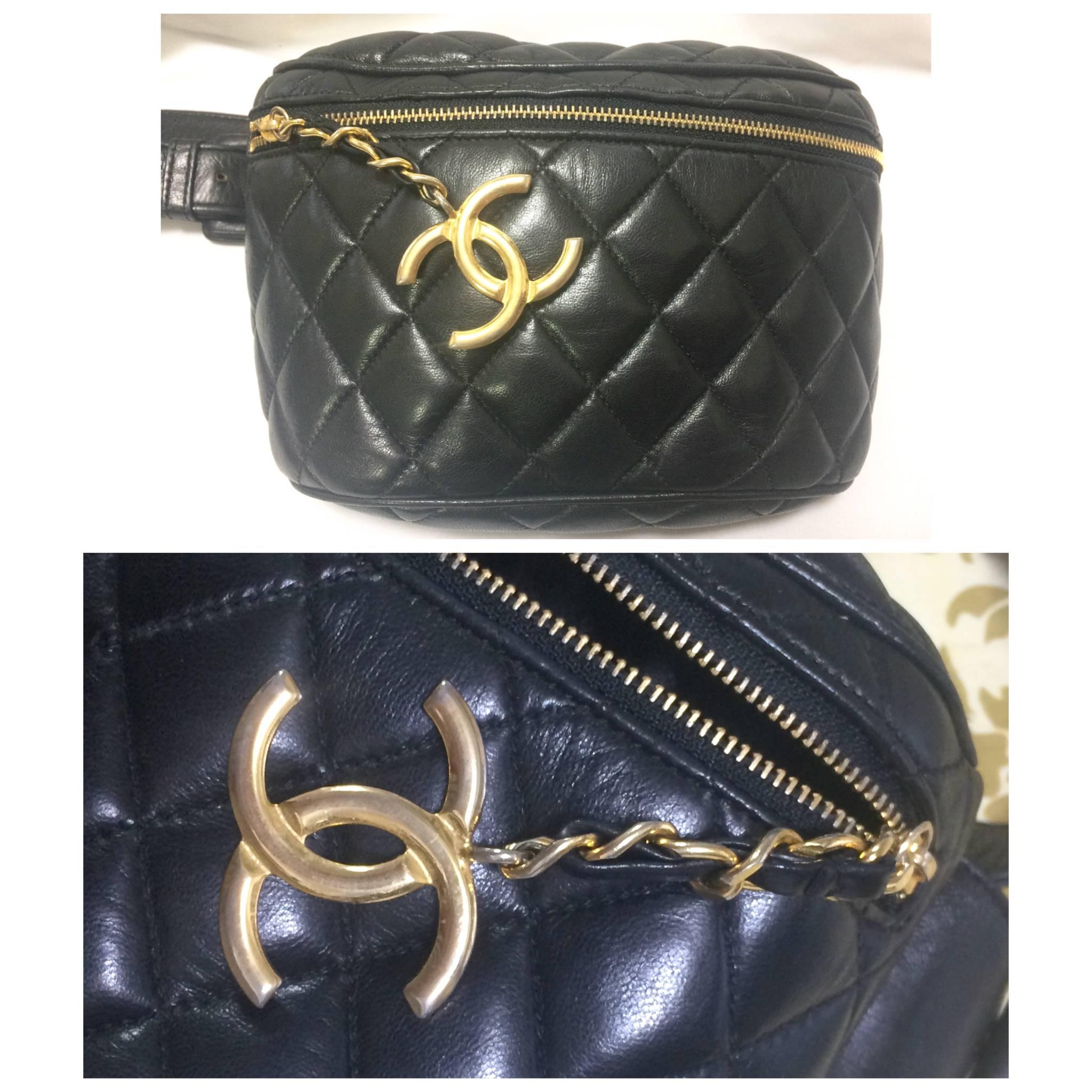 Vintage CHANEL black leather waist bag, fanny pack with belt and golden CC motif In Good Condition In Kashiwa, Chiba