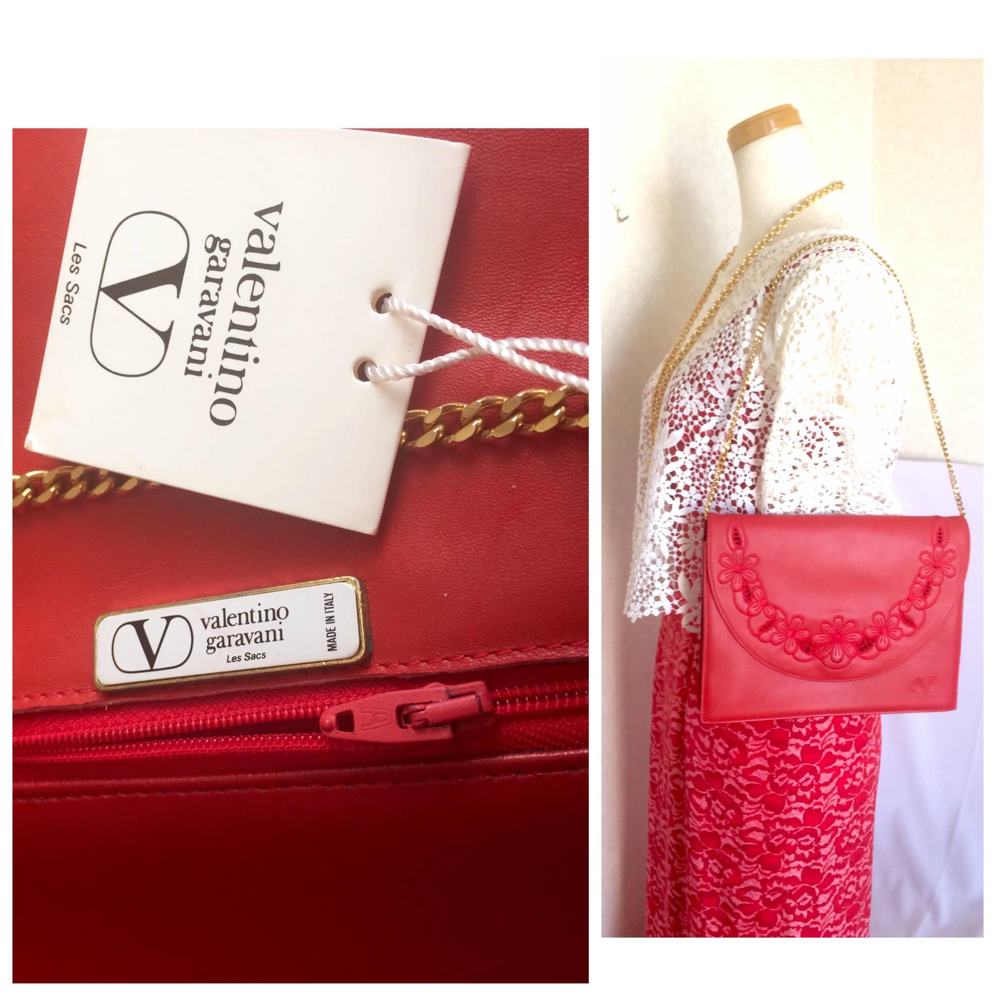 Vintage Valentino Garavani red clutch shoulder bag with flower embroidery deco. For Sale 5