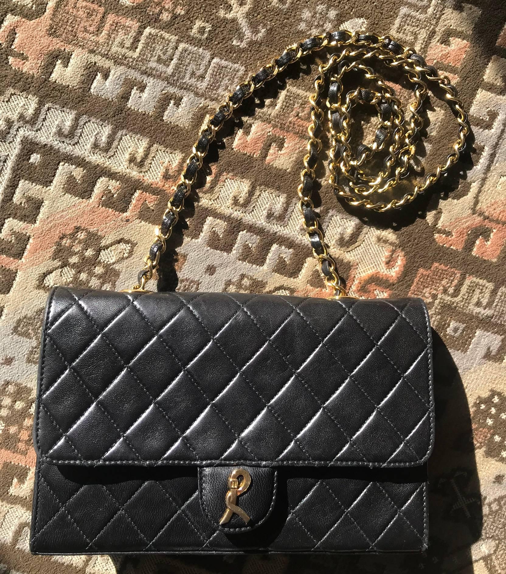 1980s. Vintage Roberta di Camerino, AMBASSADOR collection, classic 2.55 matelasse style lamb leather chain shoulder bag with golden R motif.

Here is one of the rarest vintage pieces from Roberta di Camerino back in the 80’s, AMBASSADOR
