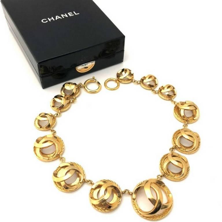 Chanel Vintage golden CC round mark charm and chain necklace  For Sale 2