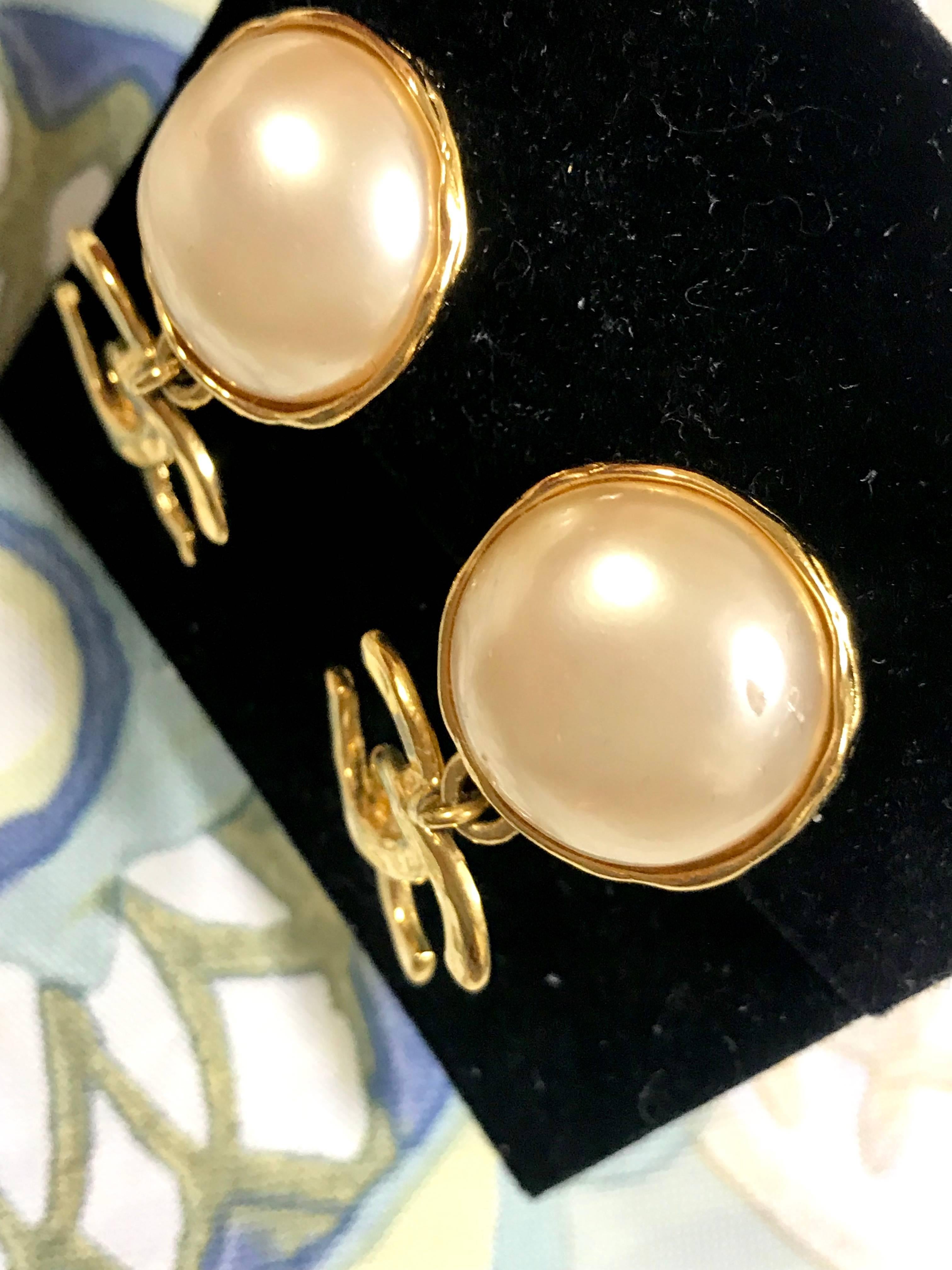 Vintage CHANEL classic round white faux pearl and golden CC dangling earrings. 2