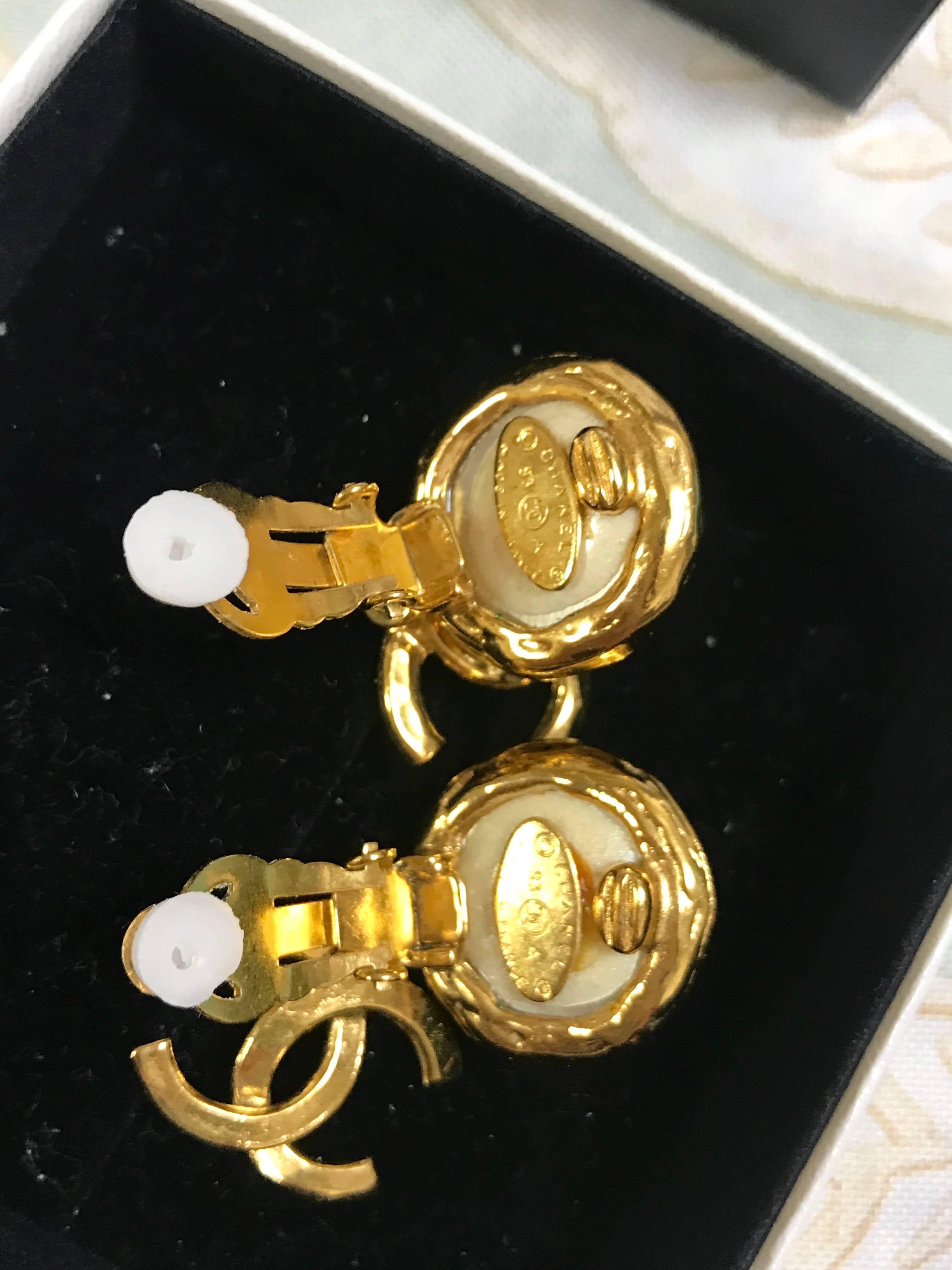 Vintage CHANEL classic round white faux pearl and golden CC dangling earrings. In Good Condition In Kashiwa, Chiba
