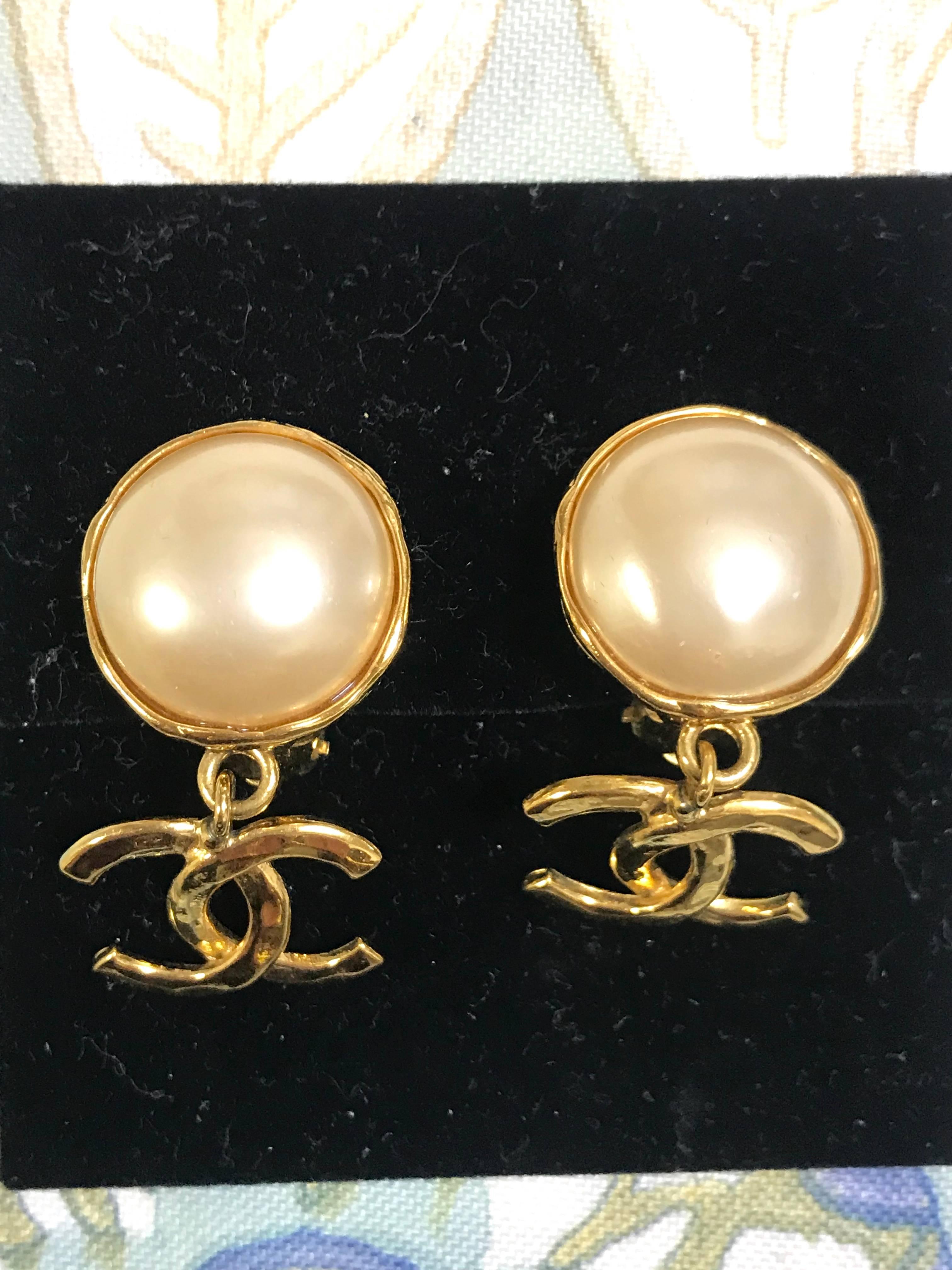 Vintage CHANEL classic round white faux pearl and golden CC dangling earrings. 3