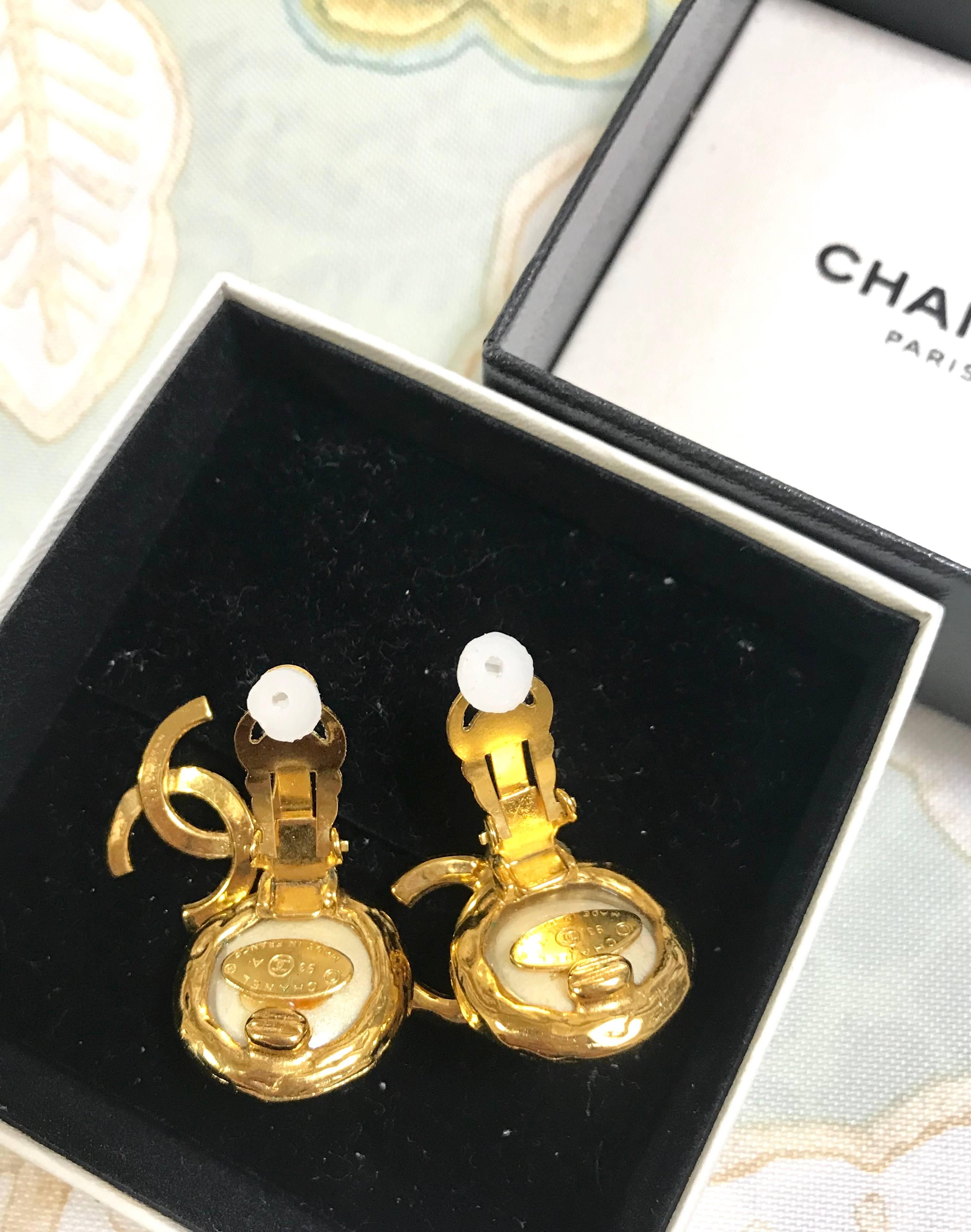 1990s. Vintage CHANEL classic round white faux pearl and golden CC dangling earrings. Iconic CC mark. Hot gift.

Introducing another classic  vintage CHANEL jewelry,  white faux pearl earrings with golden CC marks that dangle as you move!
 
Wearing