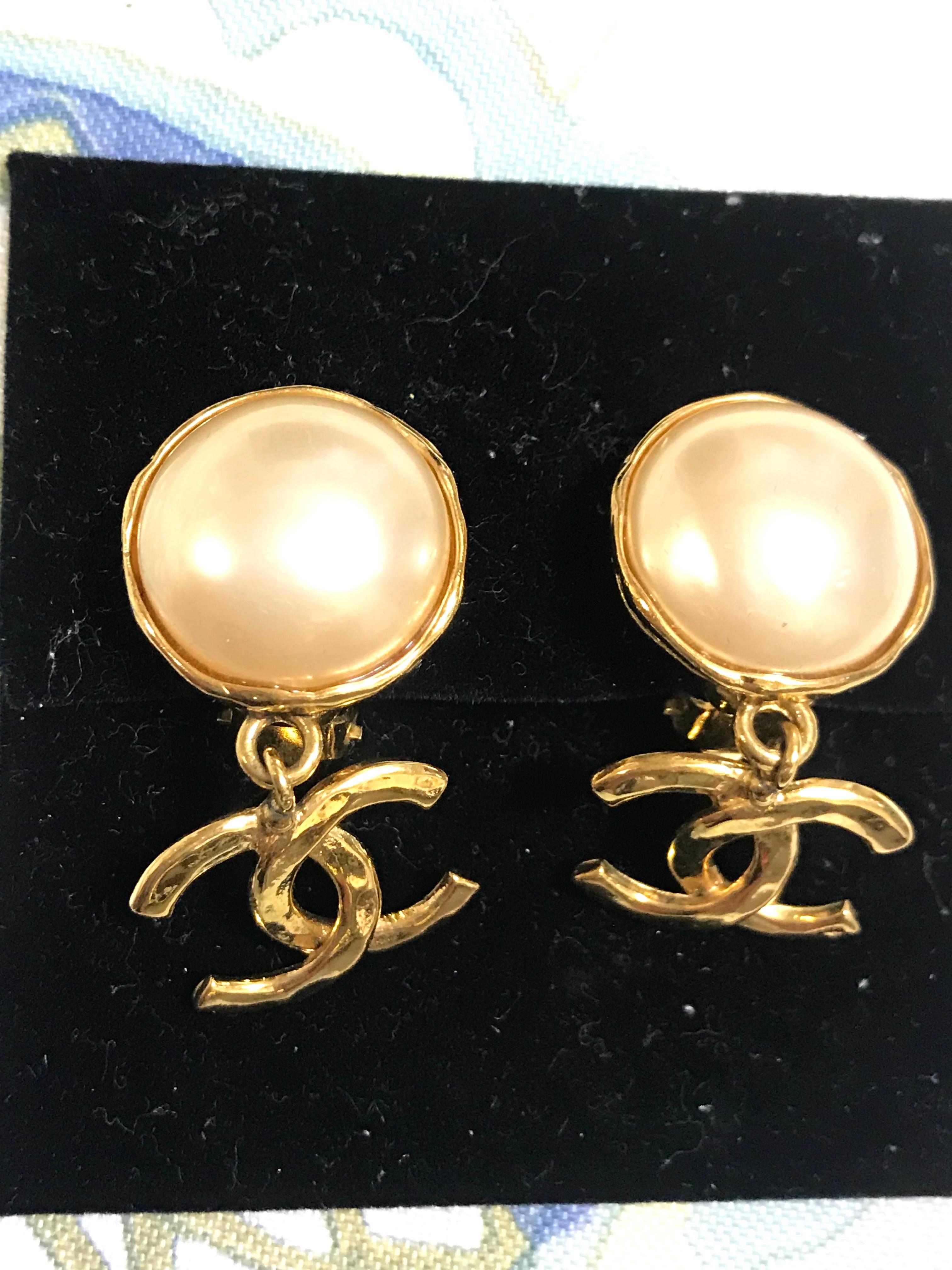 Vintage CHANEL classic round white faux pearl and golden CC dangling earrings. 1