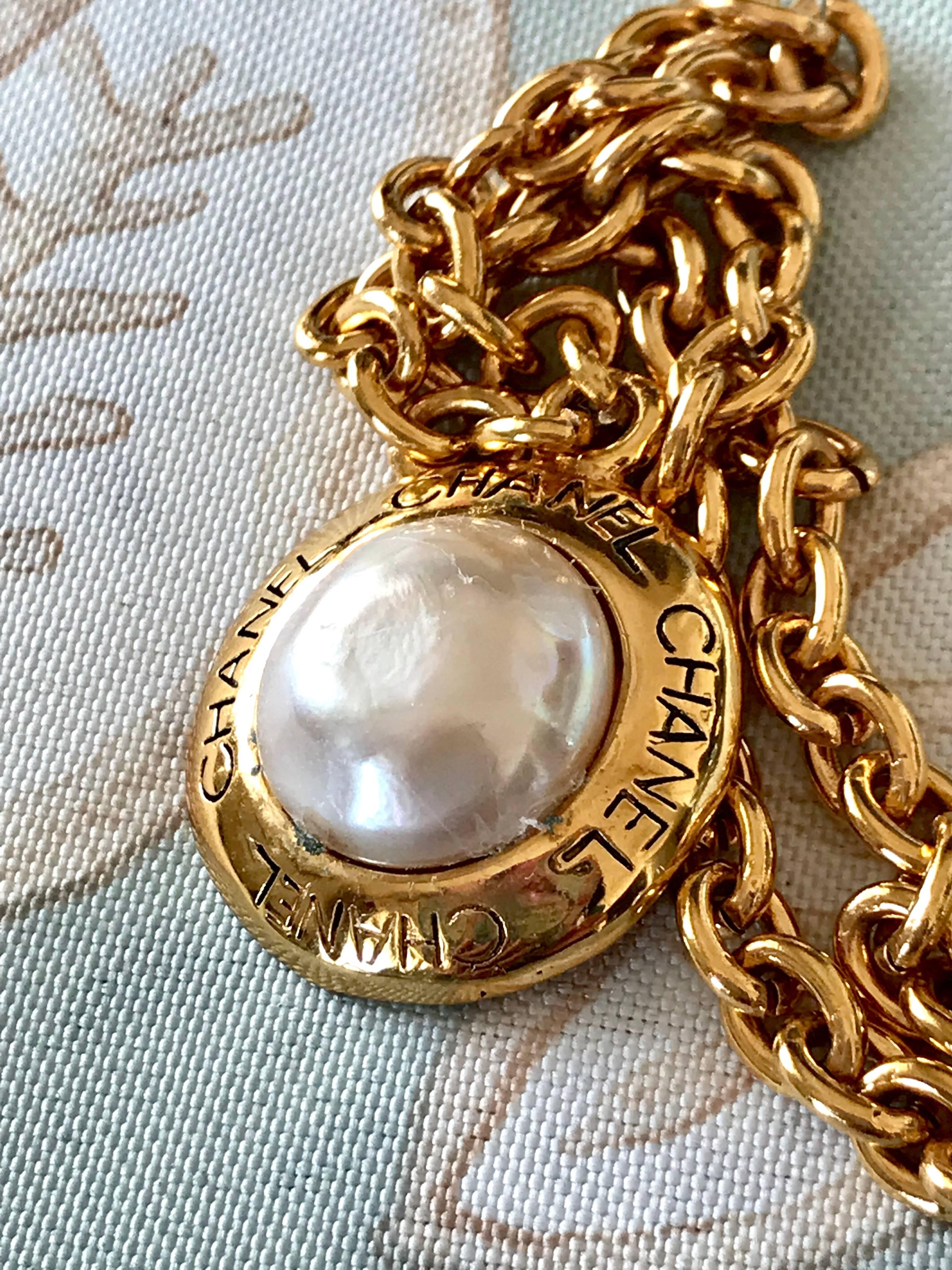 Vintage CHANEL golden chain necklace with round faux pearl and logo pendant top. In Good Condition For Sale In Kashiwa, Chiba