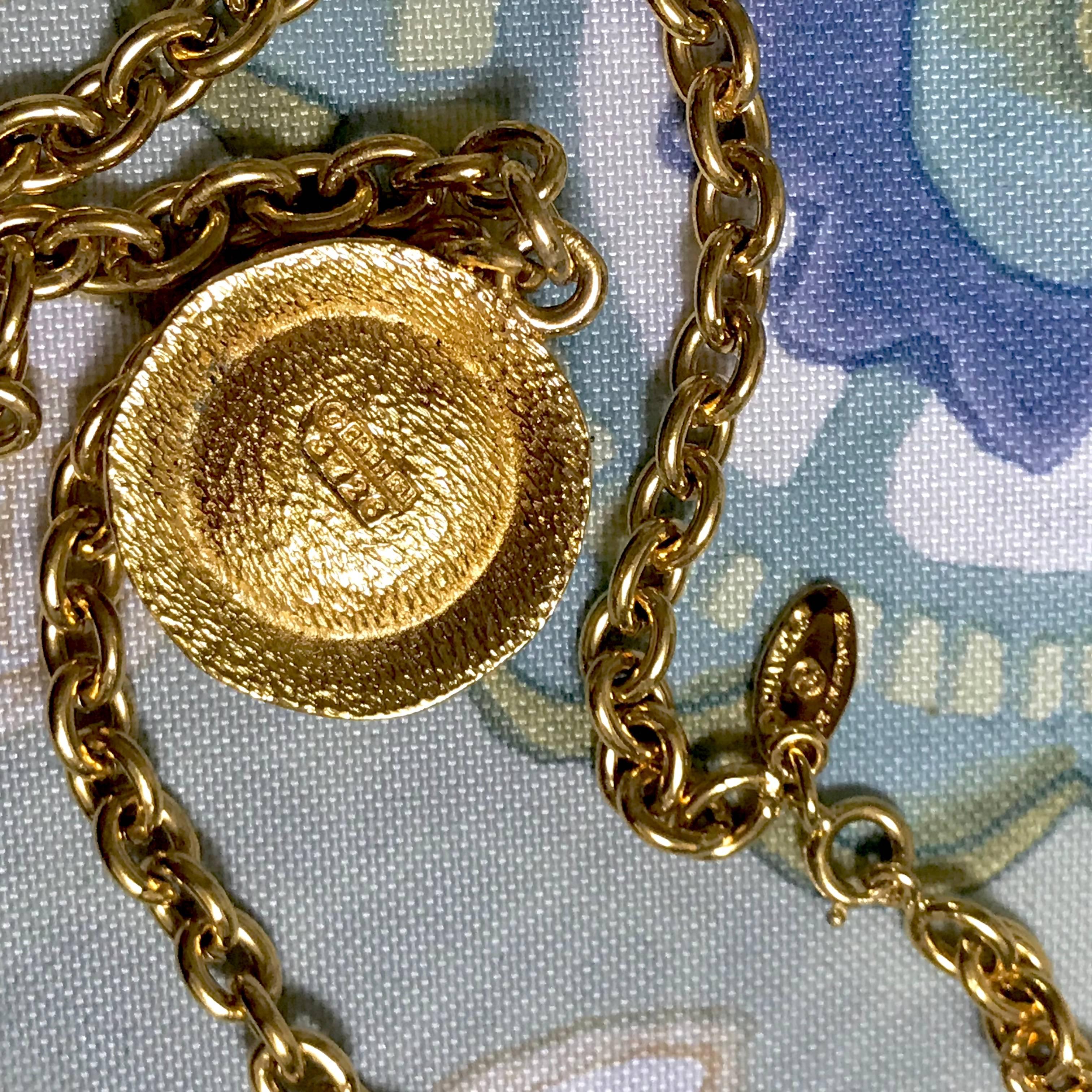 Women's Vintage CHANEL golden chain necklace with round faux pearl and logo pendant top. For Sale